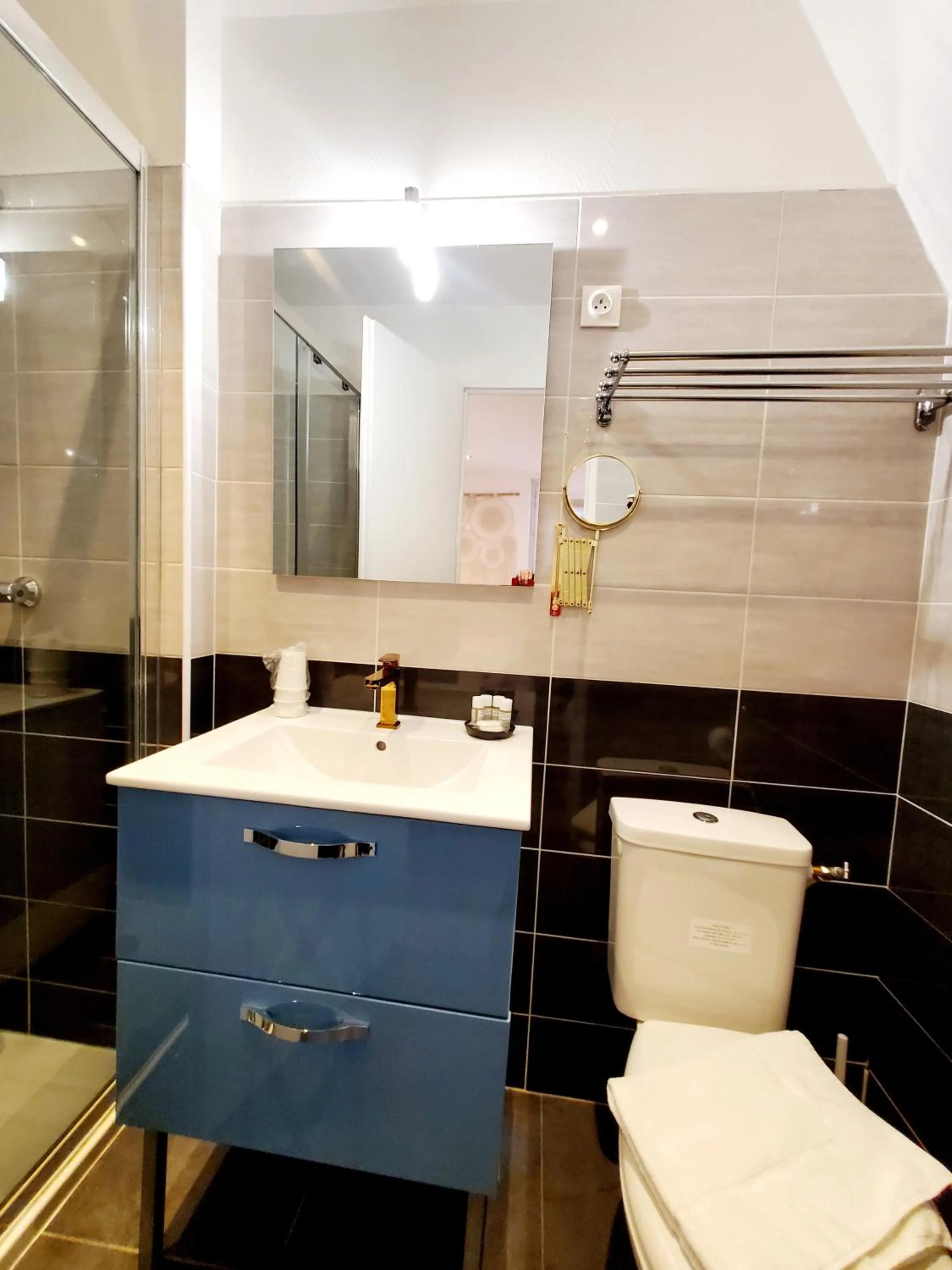 Bathroom in Logis Hôtel Belle Etoile Vichy