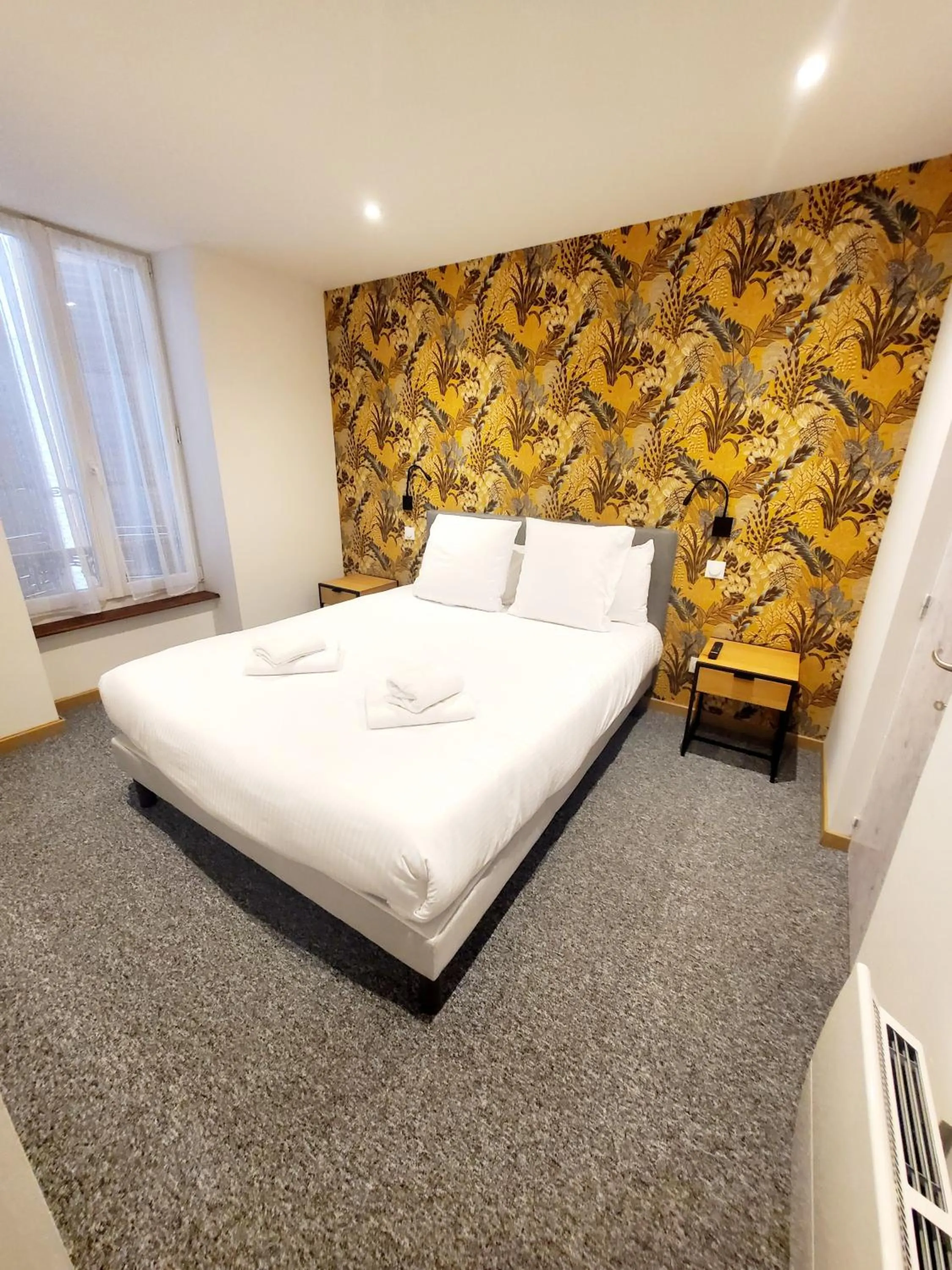 Bed in Logis Hôtel Belle Etoile Vichy