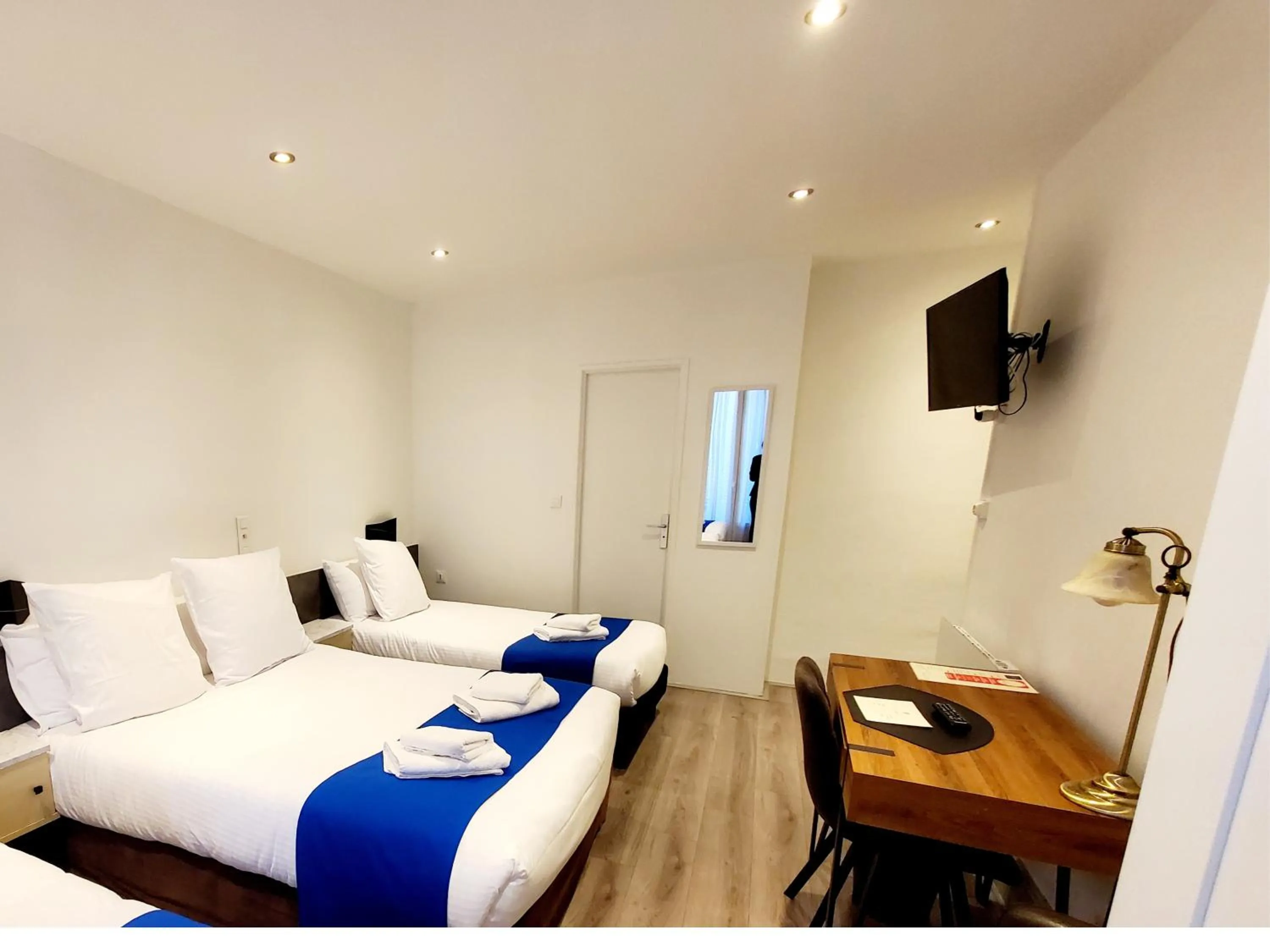 Bedroom, Bed in Logis Hôtel Belle Etoile Vichy