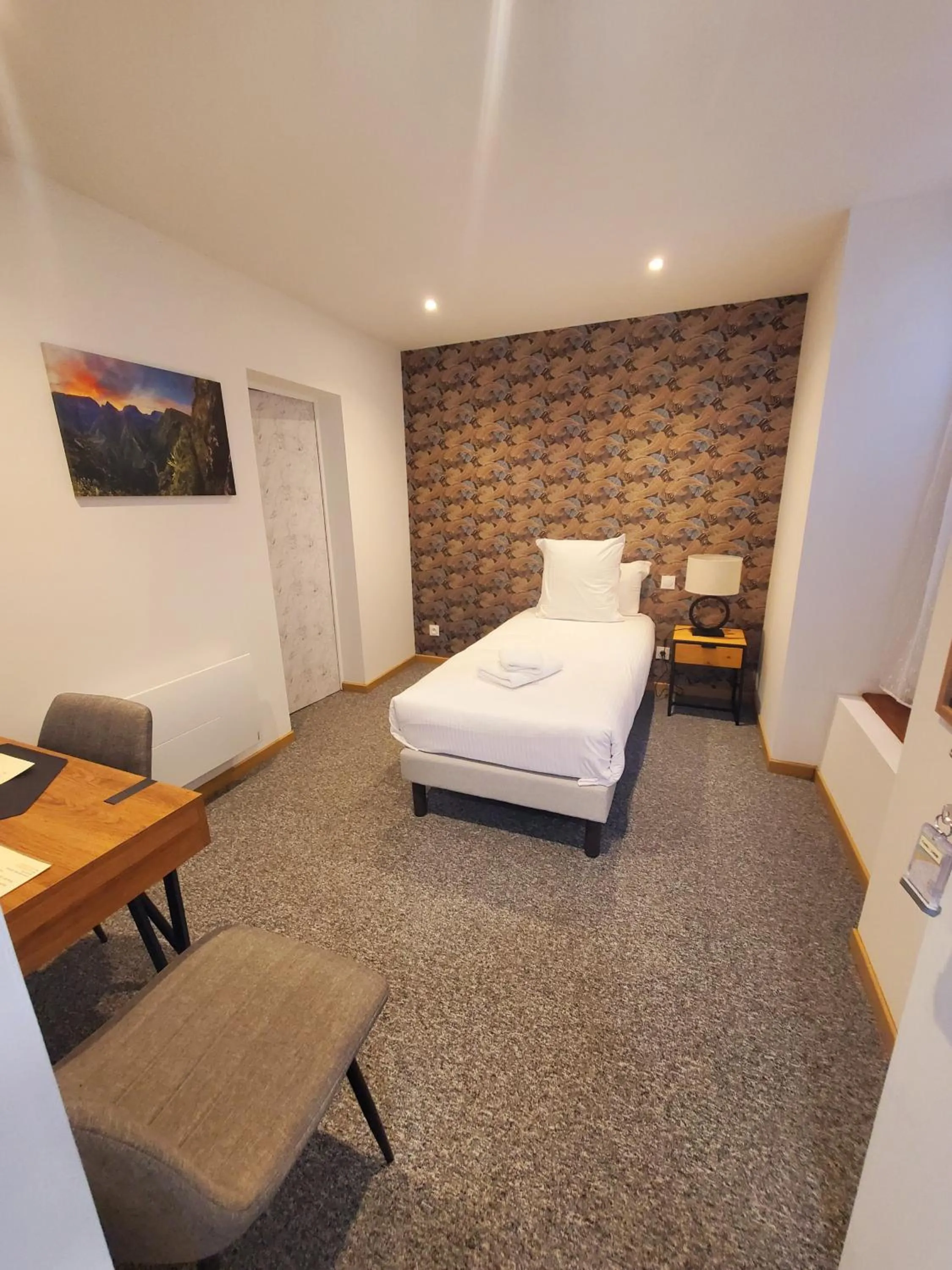 Bed in Logis Hôtel Belle Etoile Vichy