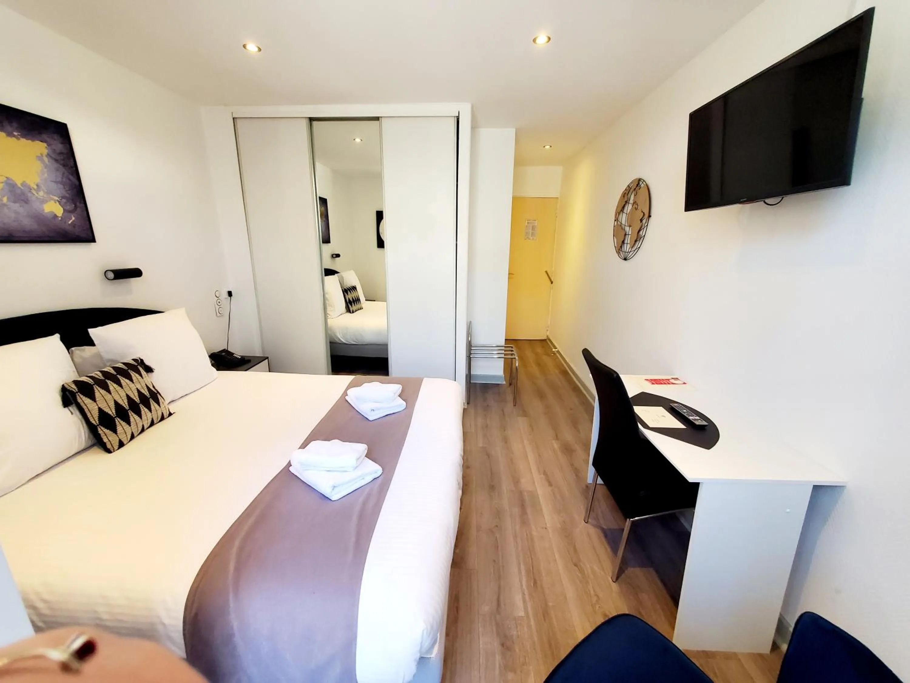 Bed in Logis Hôtel Belle Etoile Vichy