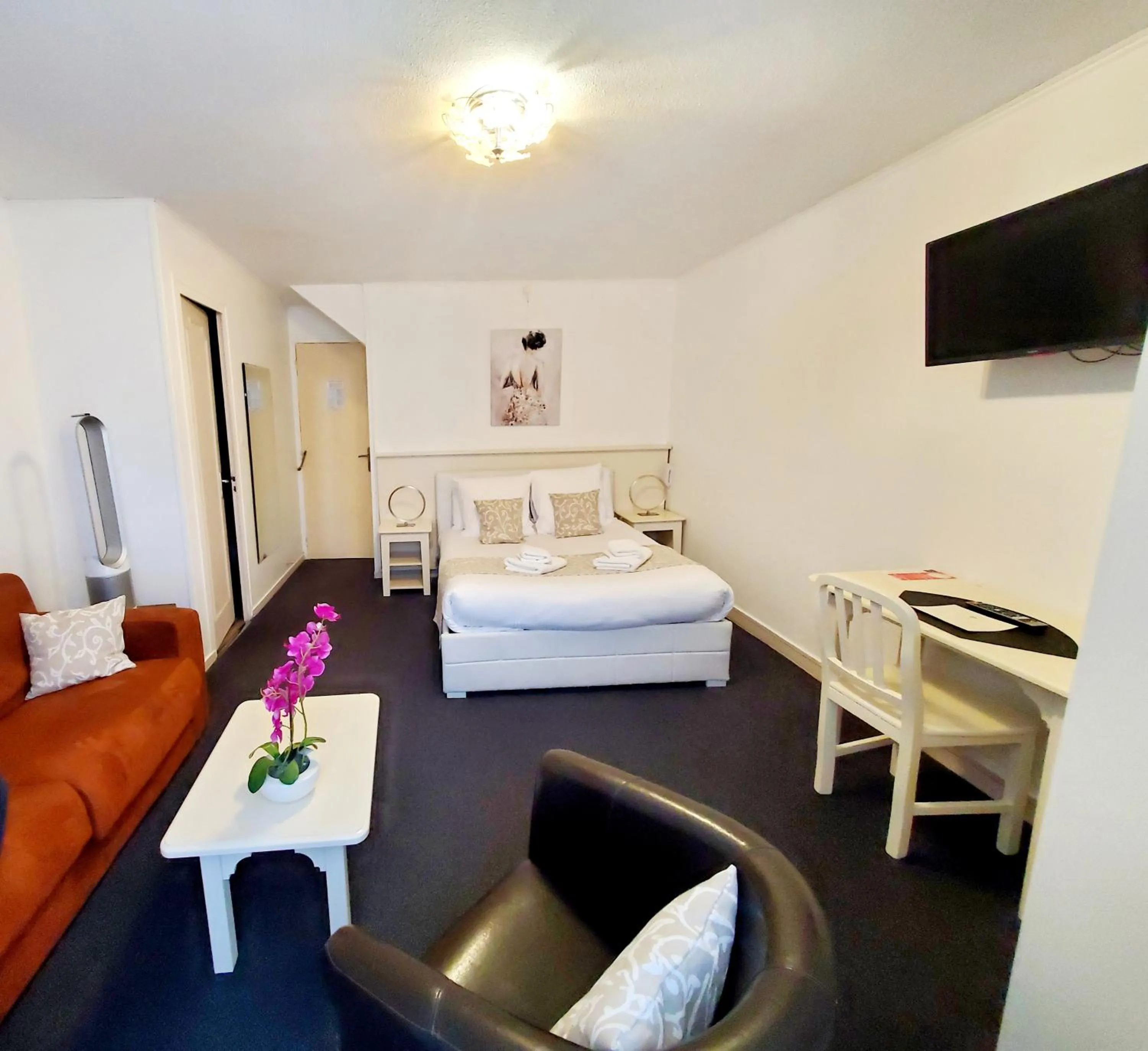 Bed in Logis Hôtel Belle Etoile Vichy