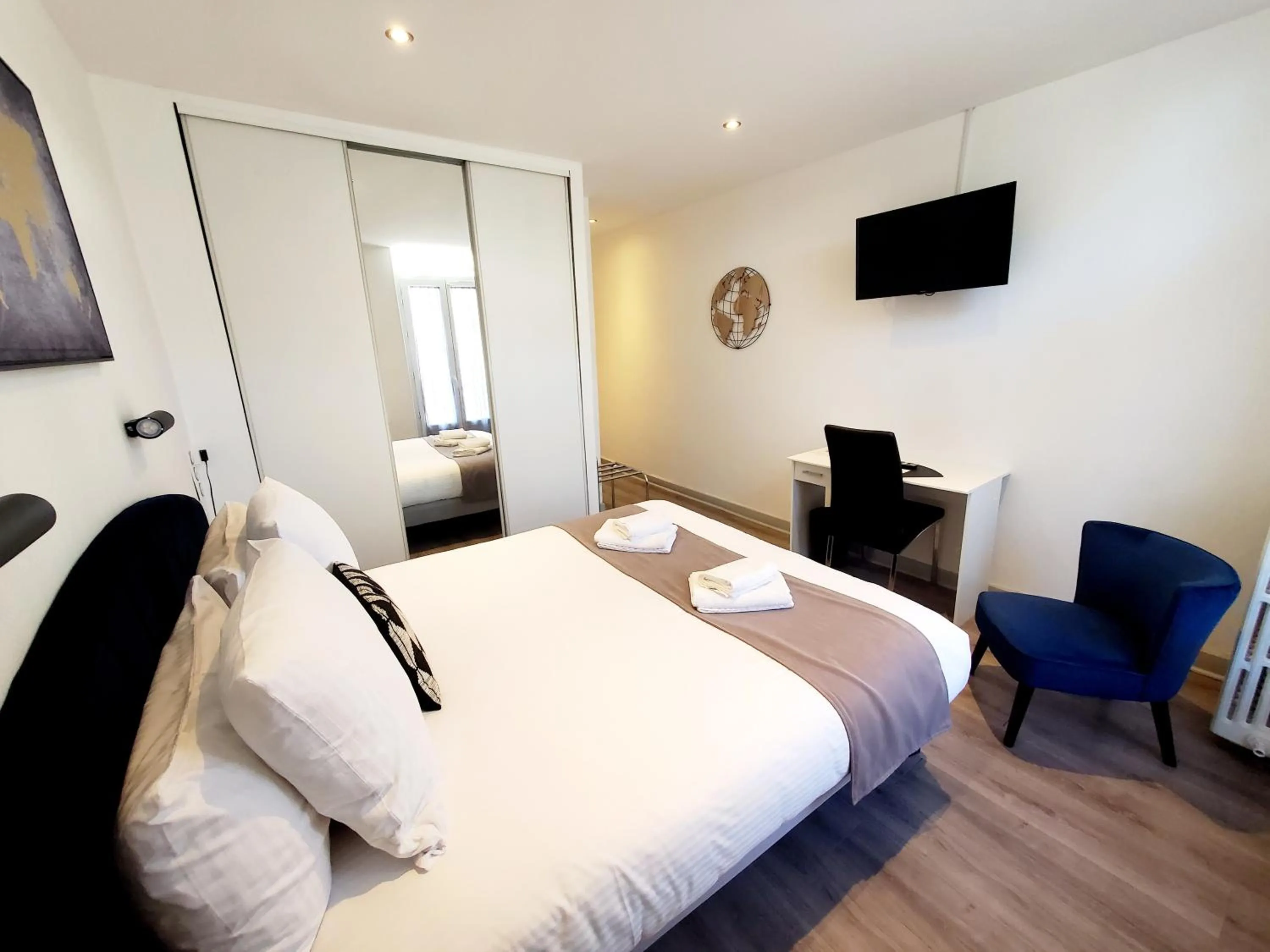 Bed in Logis Hôtel Belle Etoile Vichy