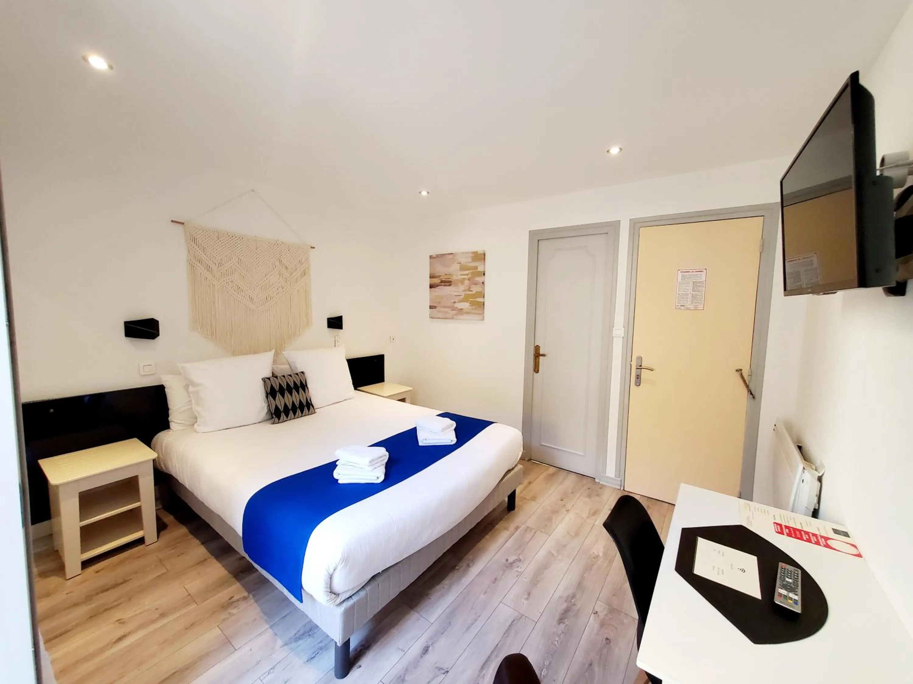 Bed in Logis Hôtel Belle Etoile Vichy