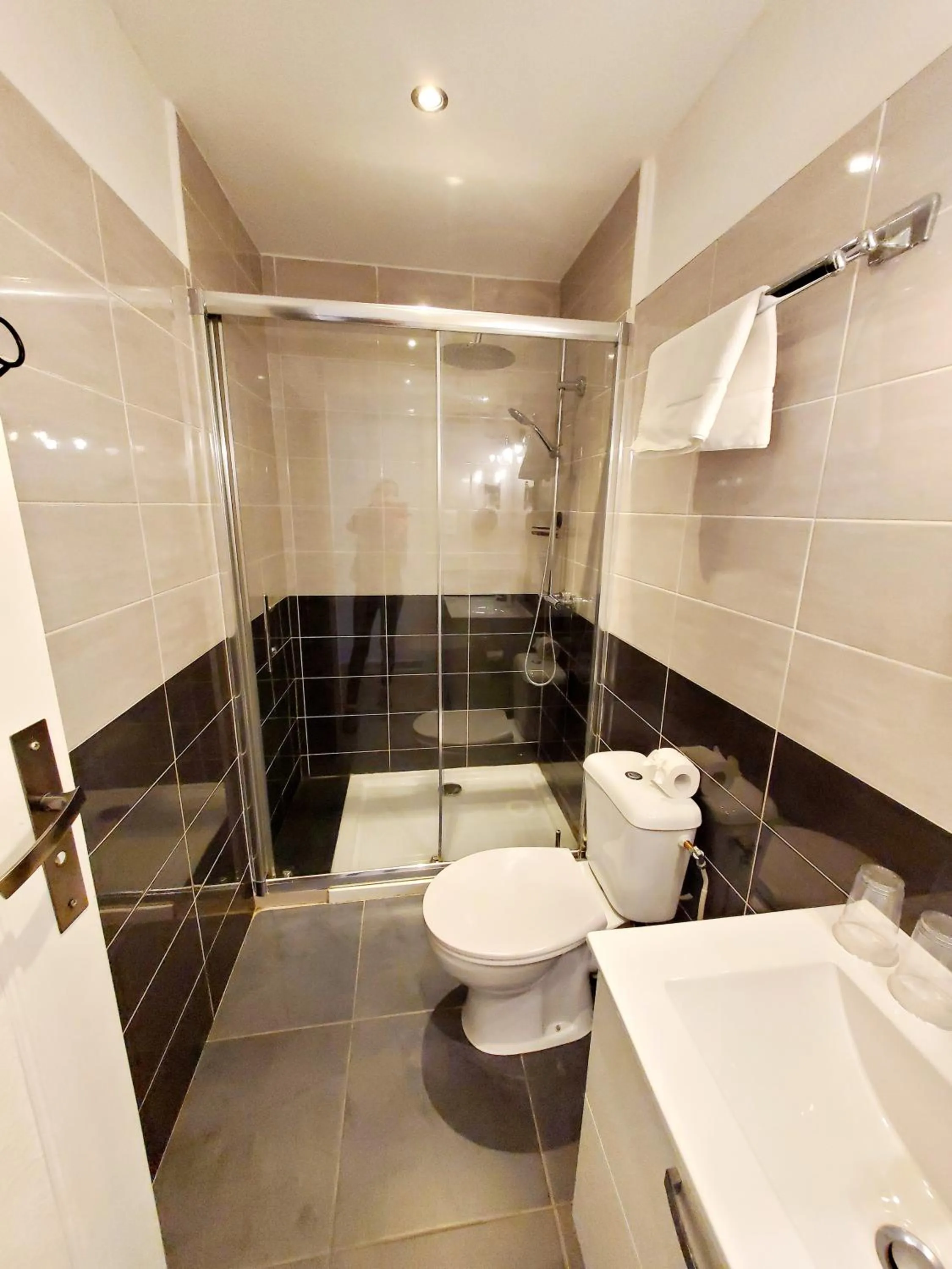 Shower in Logis Hôtel Belle Etoile Vichy