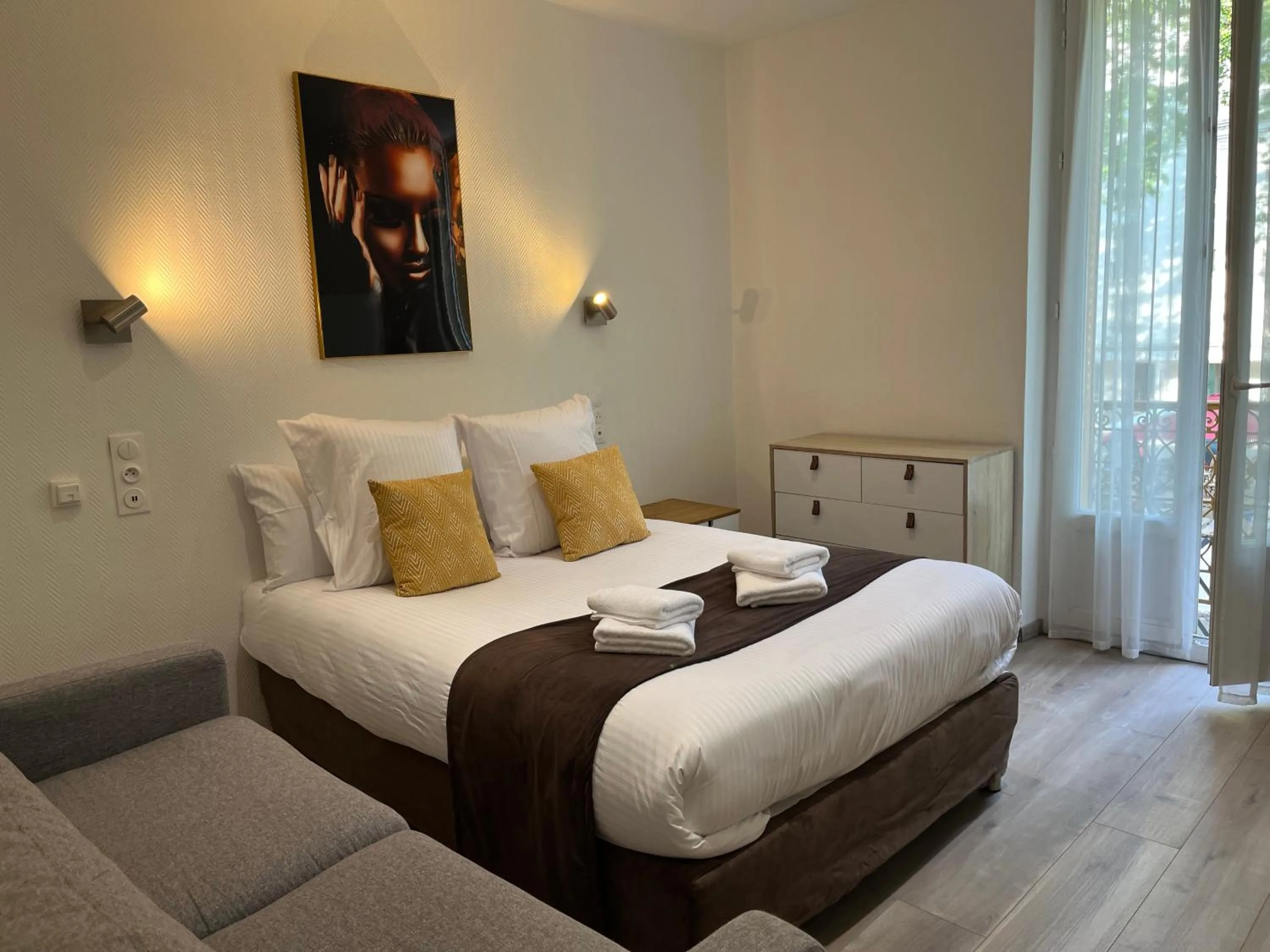 Bed in Logis Hôtel Belle Etoile Vichy