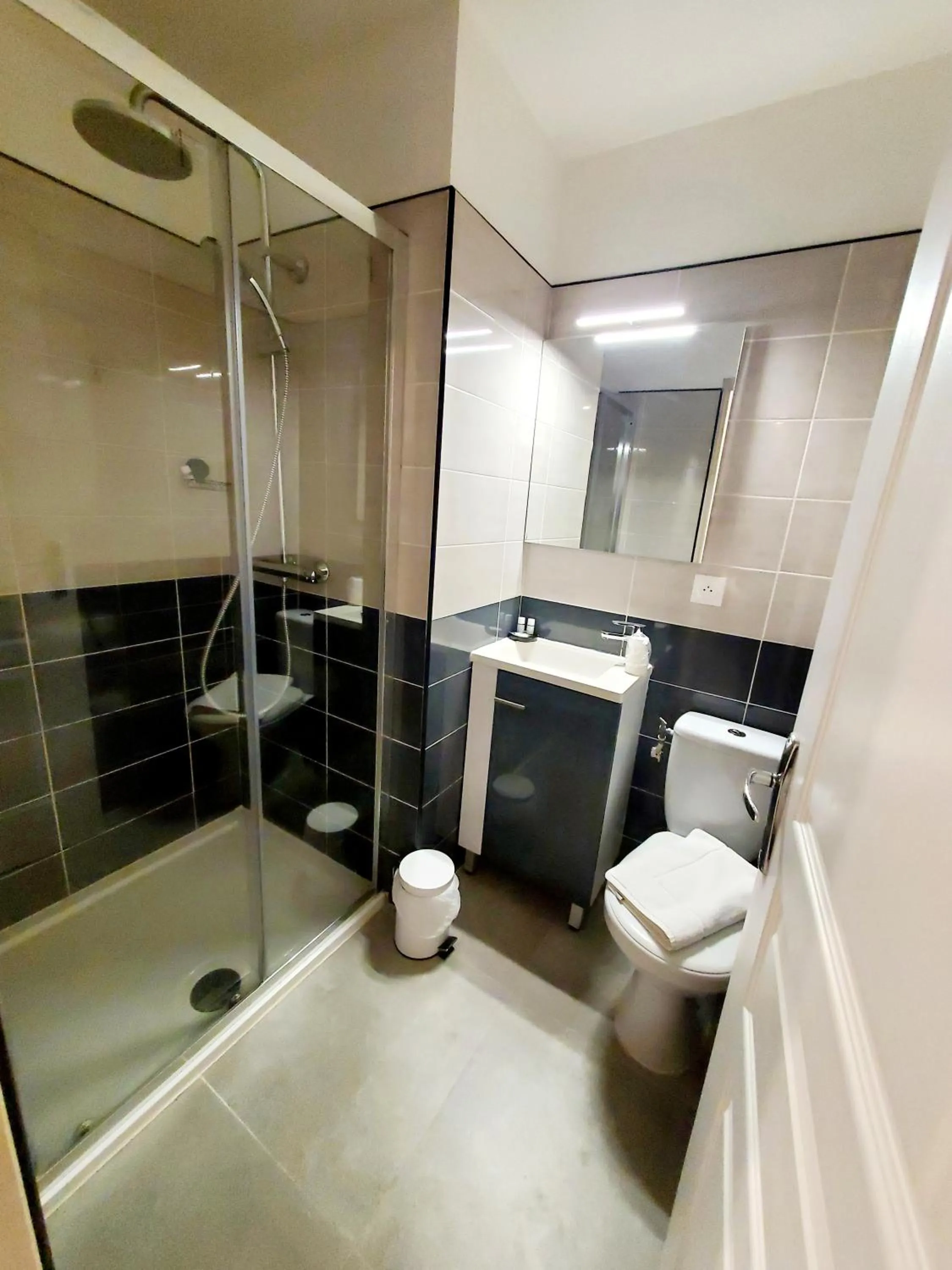 Shower in Logis Hôtel Belle Etoile Vichy