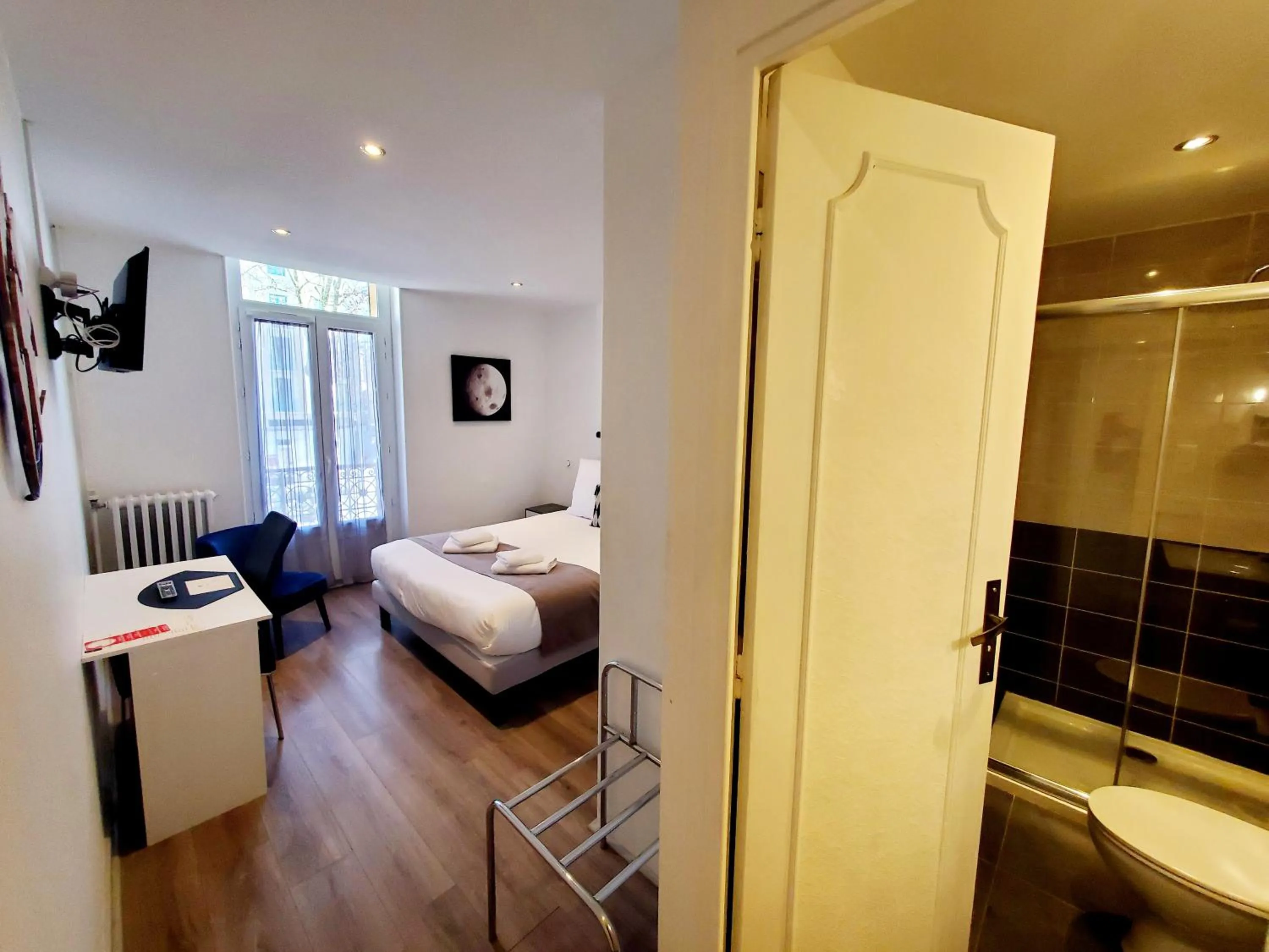 Bed in Logis Hôtel Belle Etoile Vichy