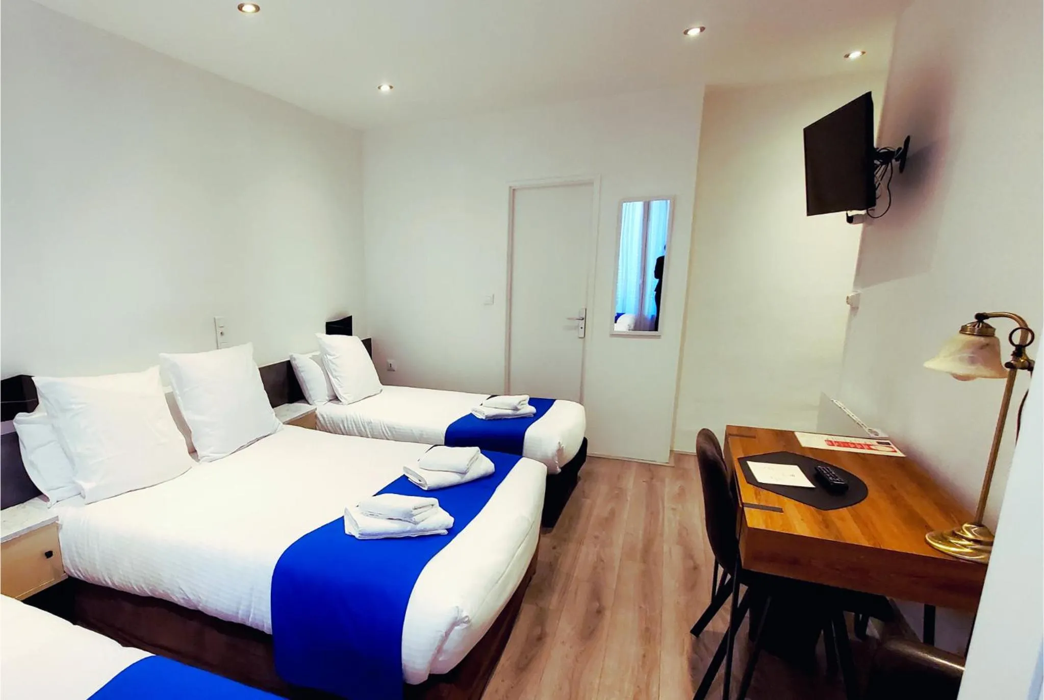 Bed in Logis Hôtel Belle Etoile Vichy