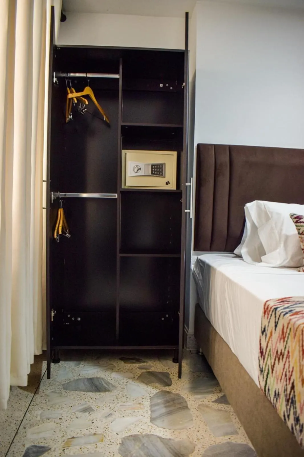 safe, Bed in Hotel Arisha Cali