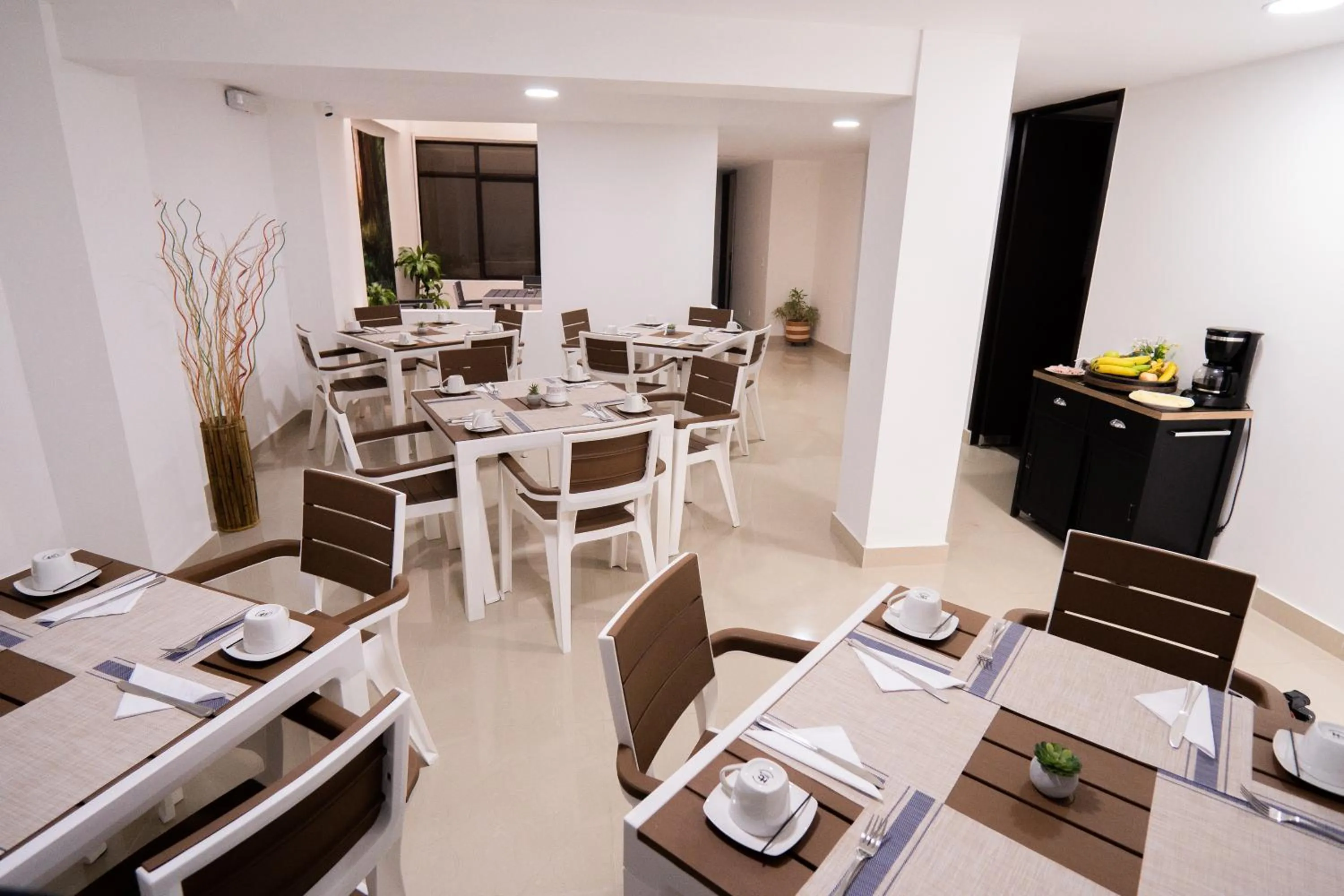 Dining area in Hotel Arisha Cali