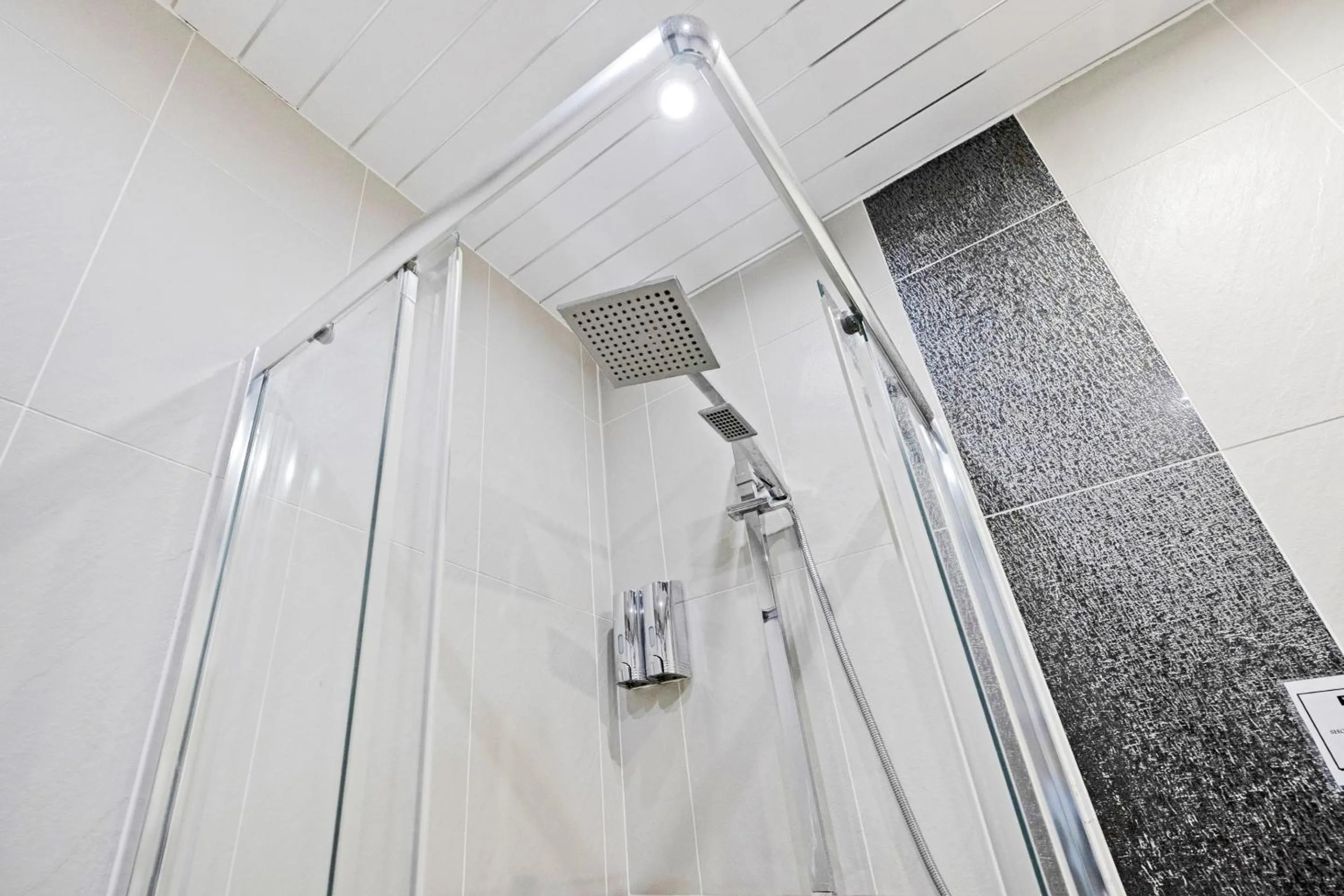 Bathroom in OYO The Baltimore Hotel