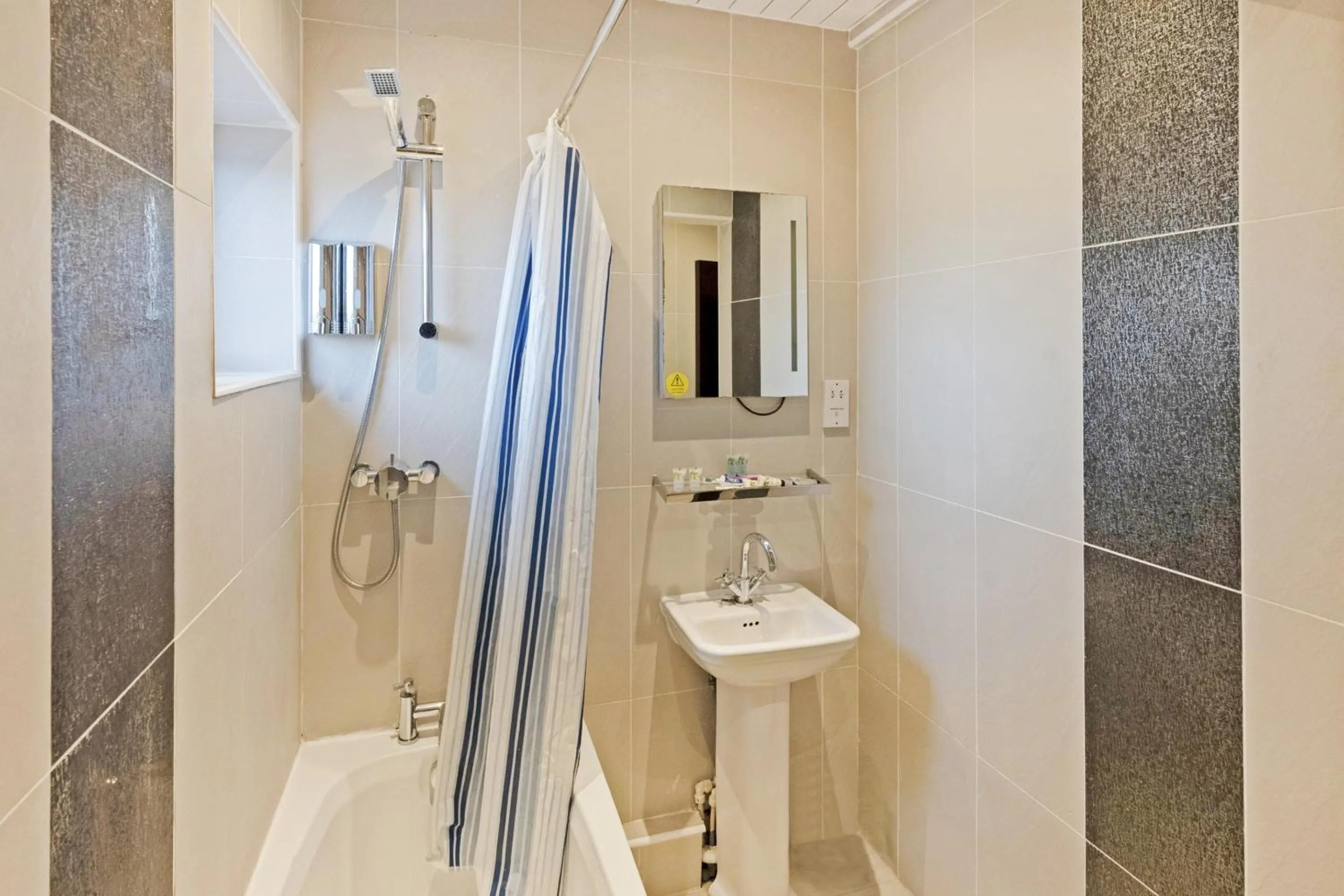 Bathroom in OYO The Baltimore Hotel