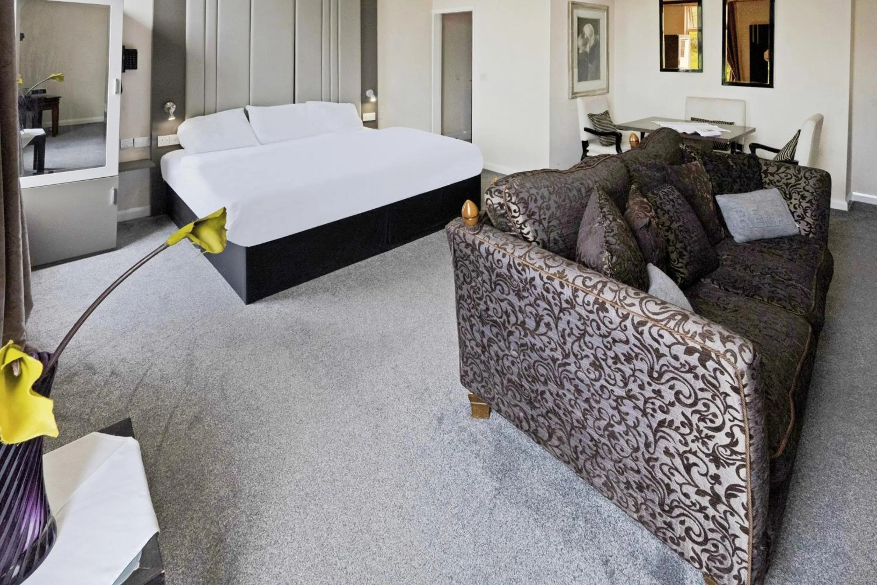 Bedroom, Bed in OYO The Baltimore Hotel