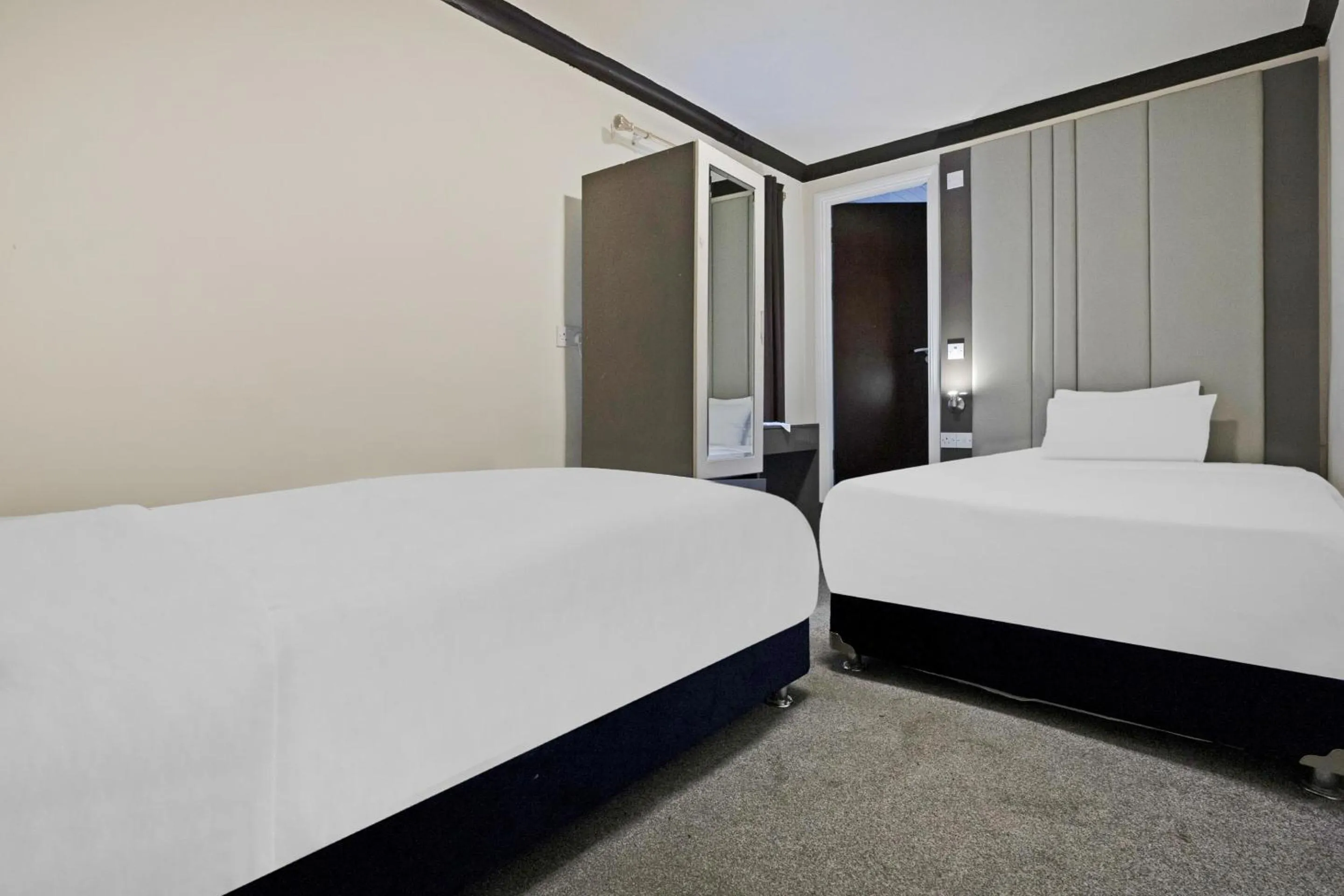 Bedroom, Bed in OYO The Baltimore Hotel