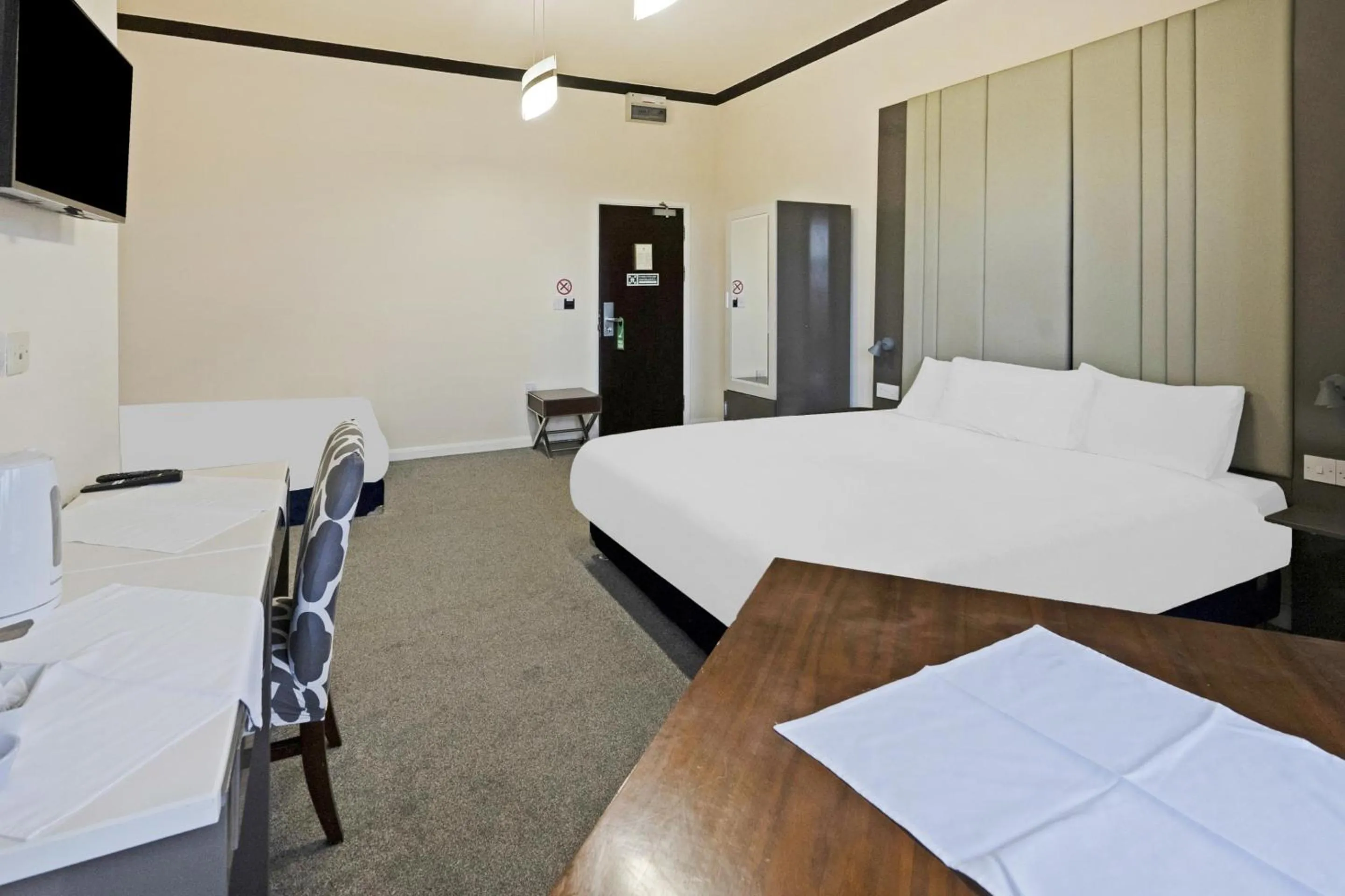 Bedroom, Bed in OYO The Baltimore Hotel