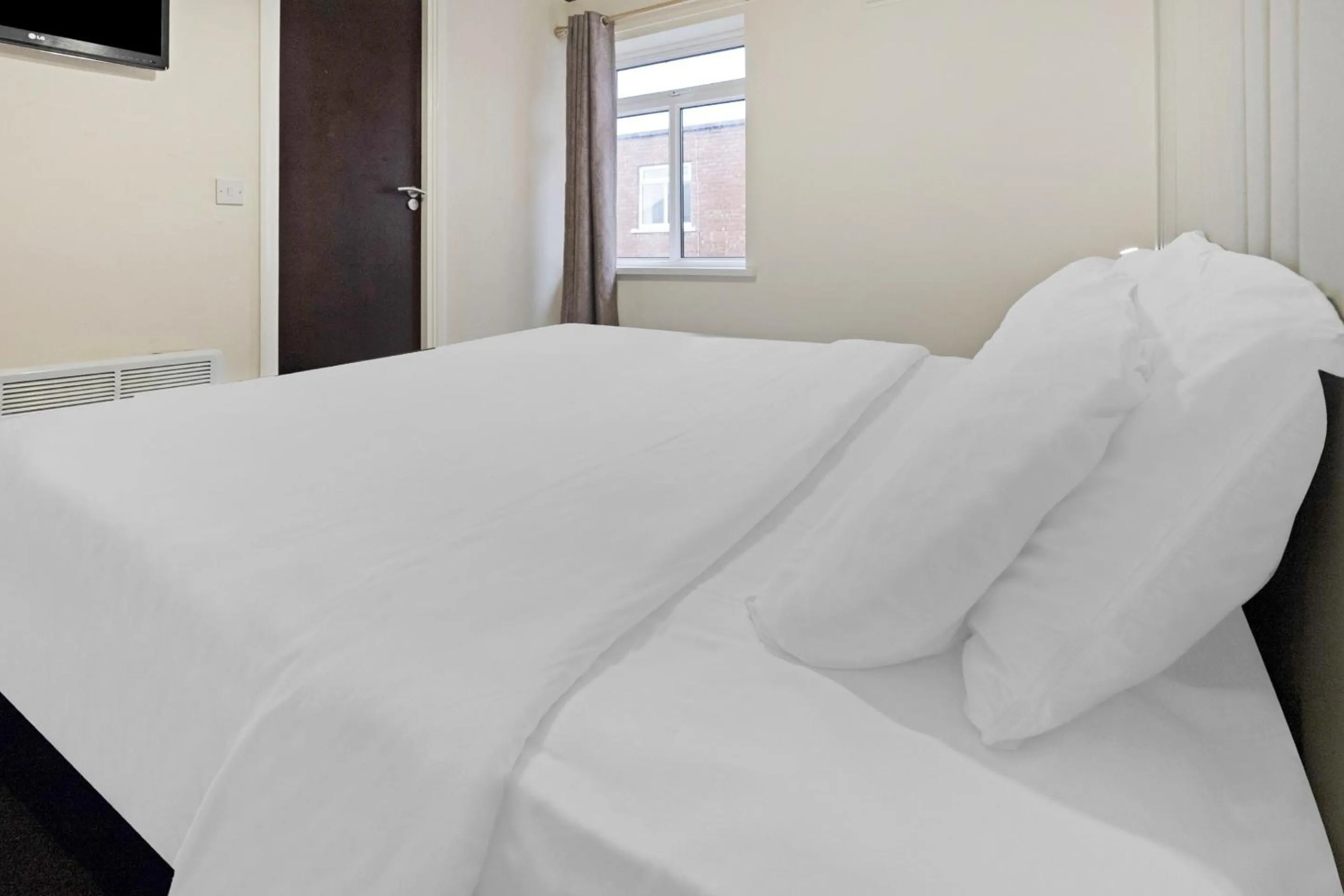 Bedroom, Bed in OYO The Baltimore Hotel