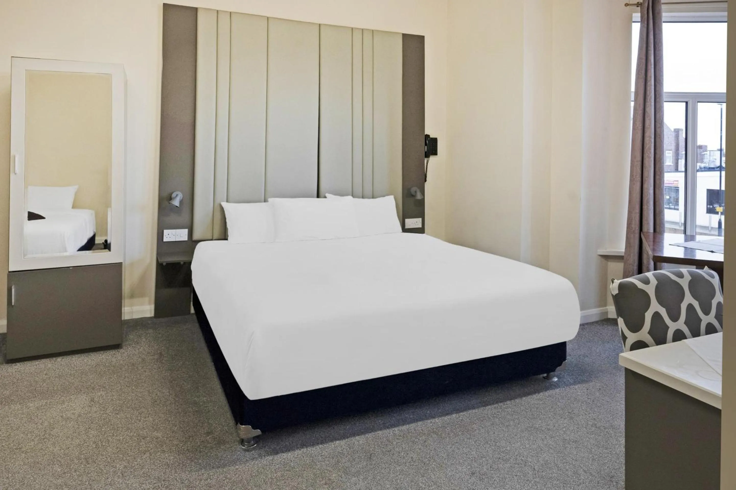 Bedroom, Bed in OYO The Baltimore Hotel