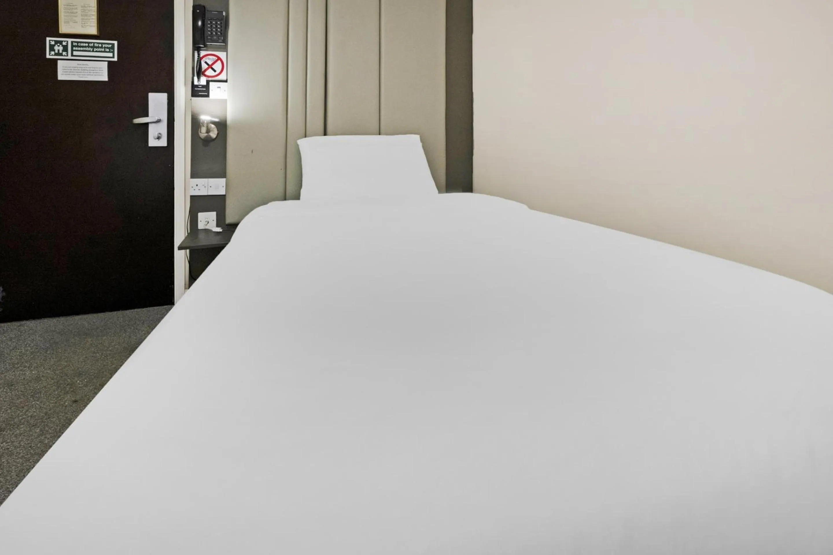 Bedroom, Bed in OYO The Baltimore Hotel