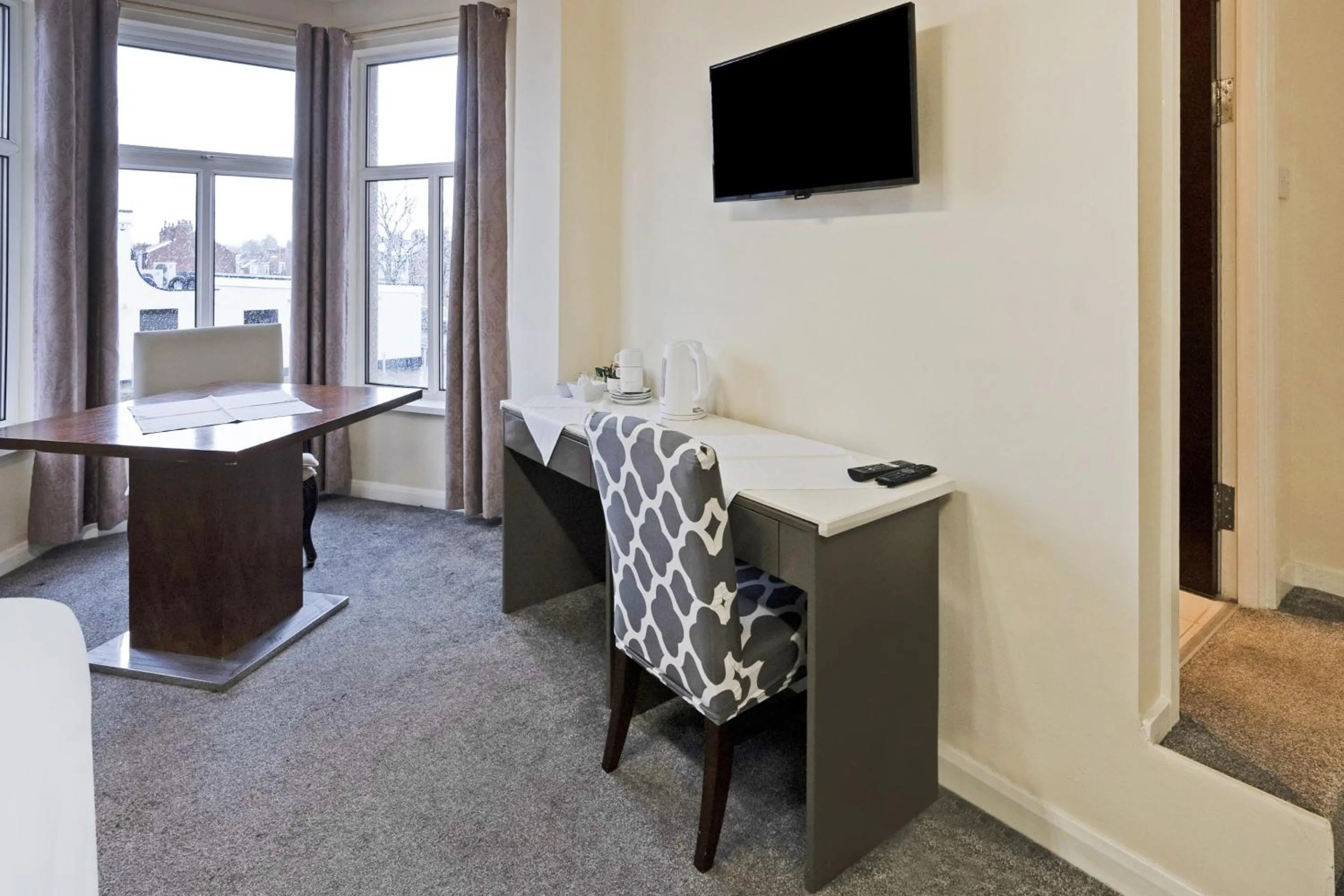 Bedroom in OYO The Baltimore Hotel