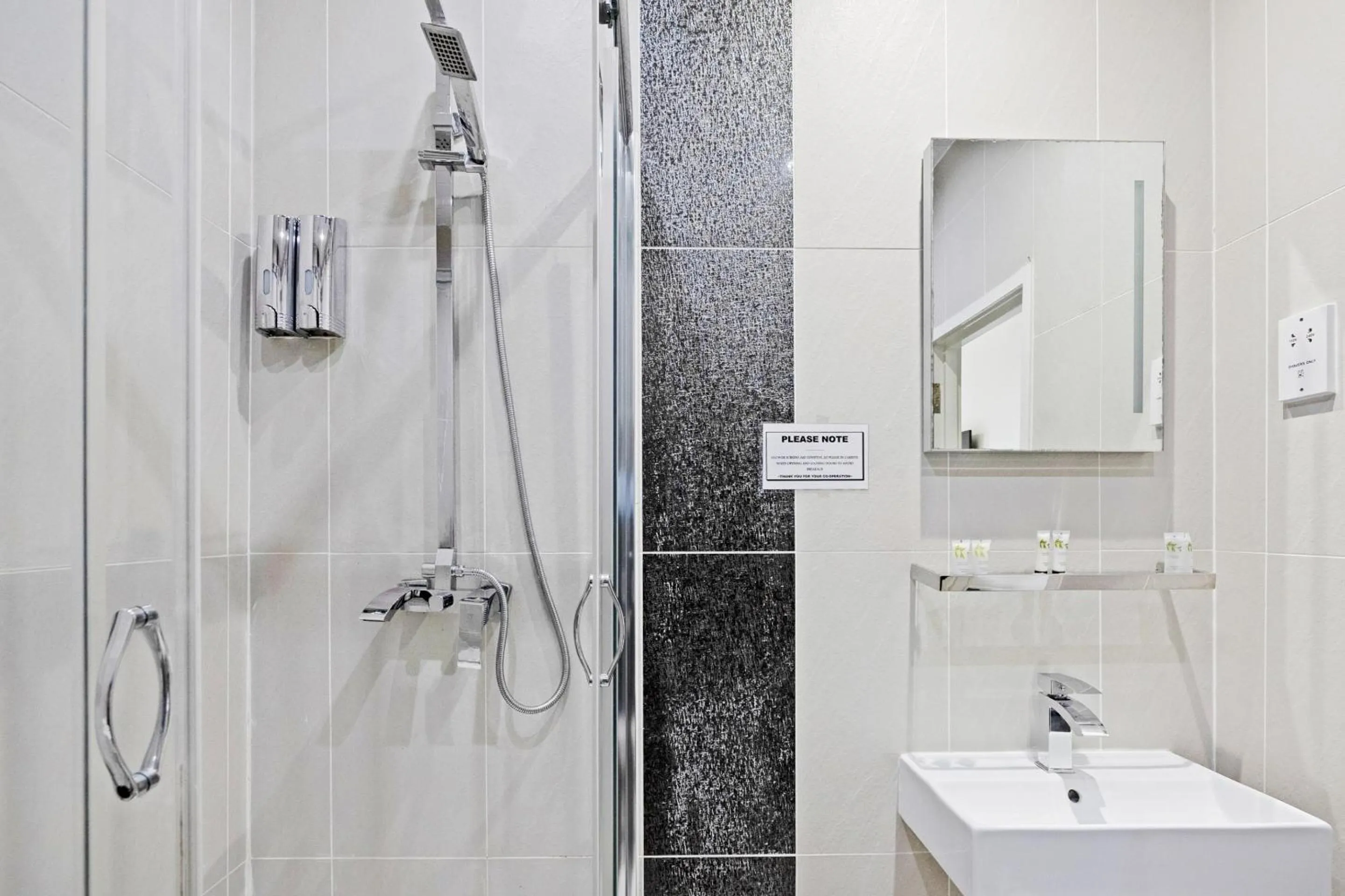 Bathroom in OYO The Baltimore Hotel