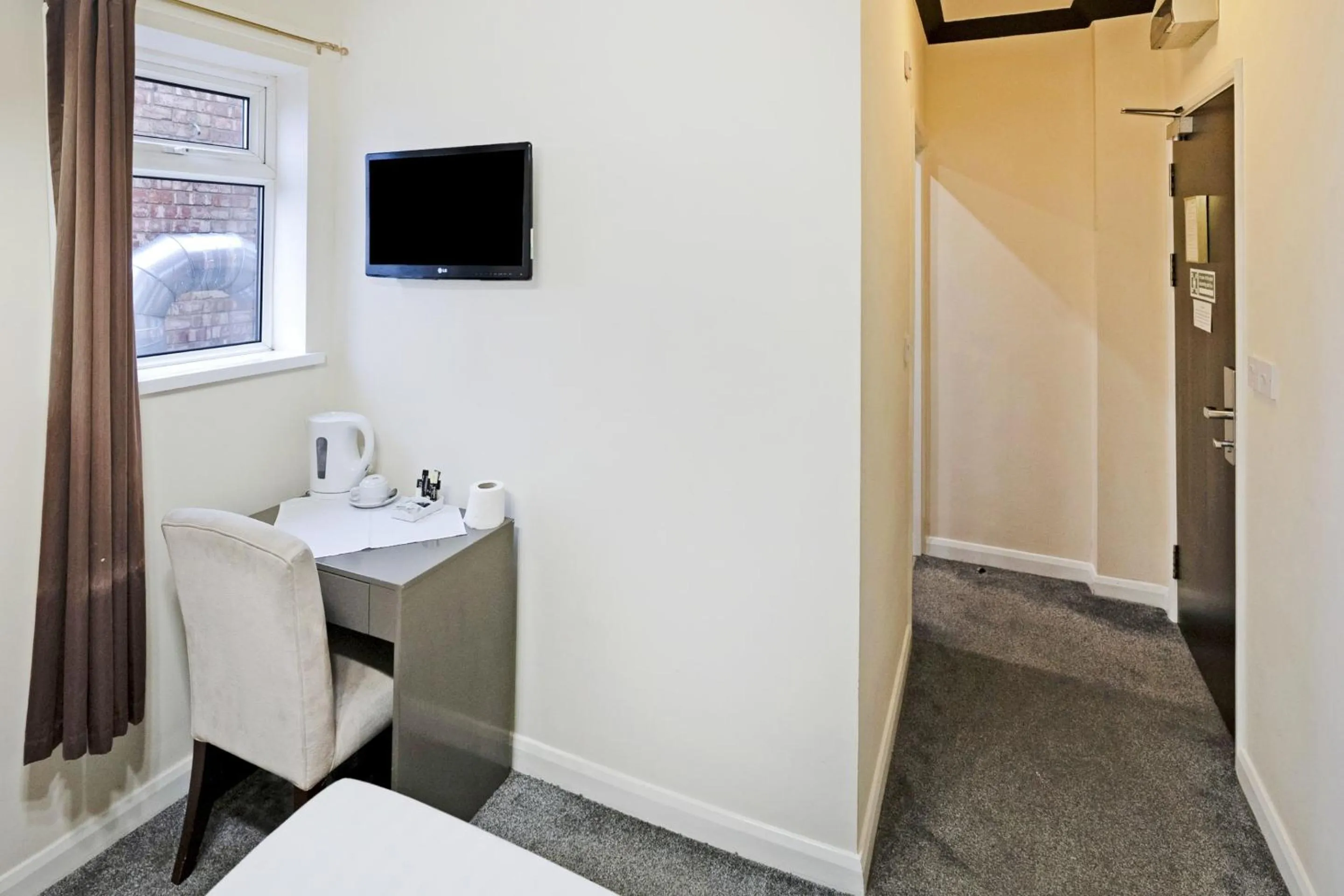 Bedroom, Bed in OYO The Baltimore Hotel