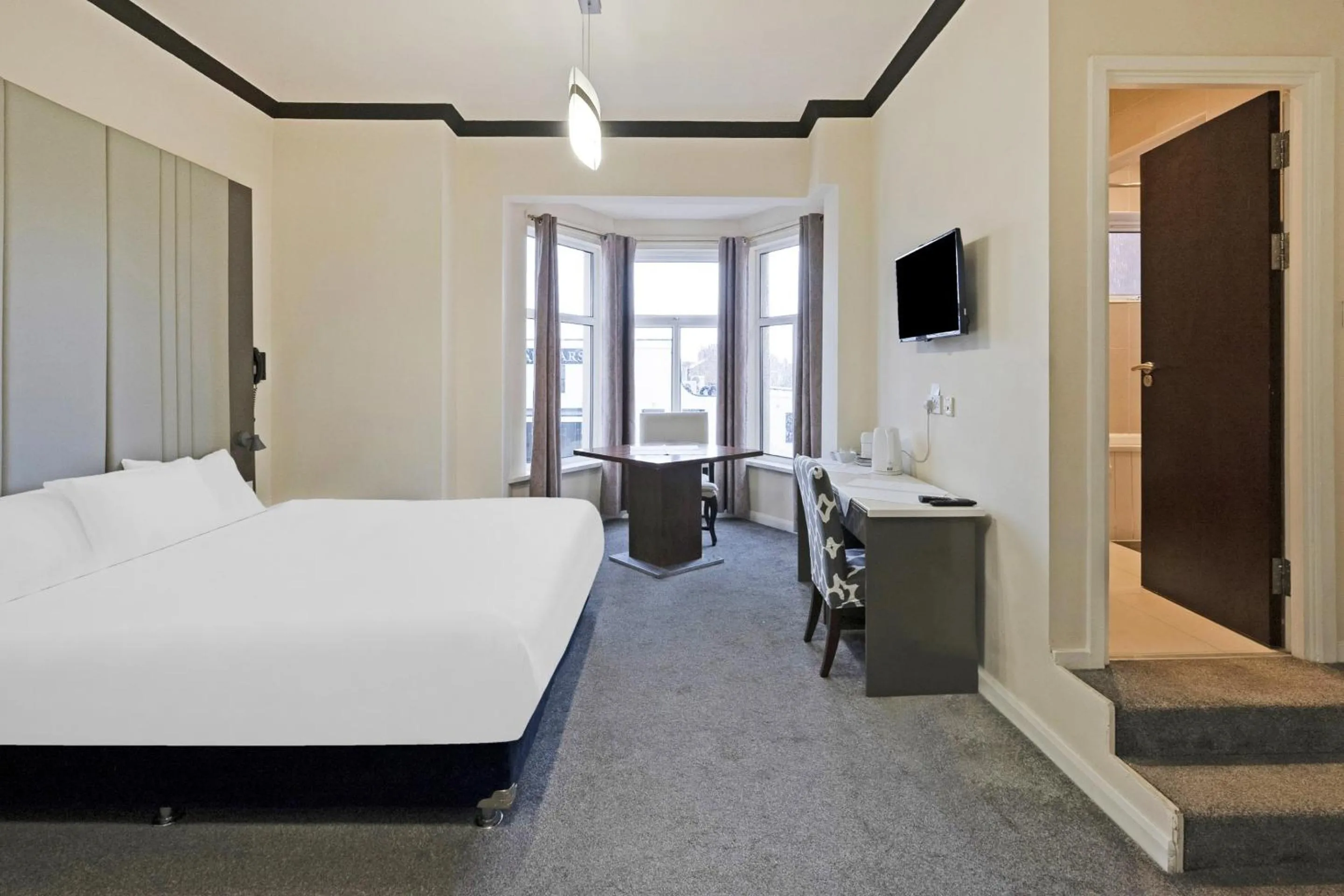 Bedroom, Bed in OYO The Baltimore Hotel