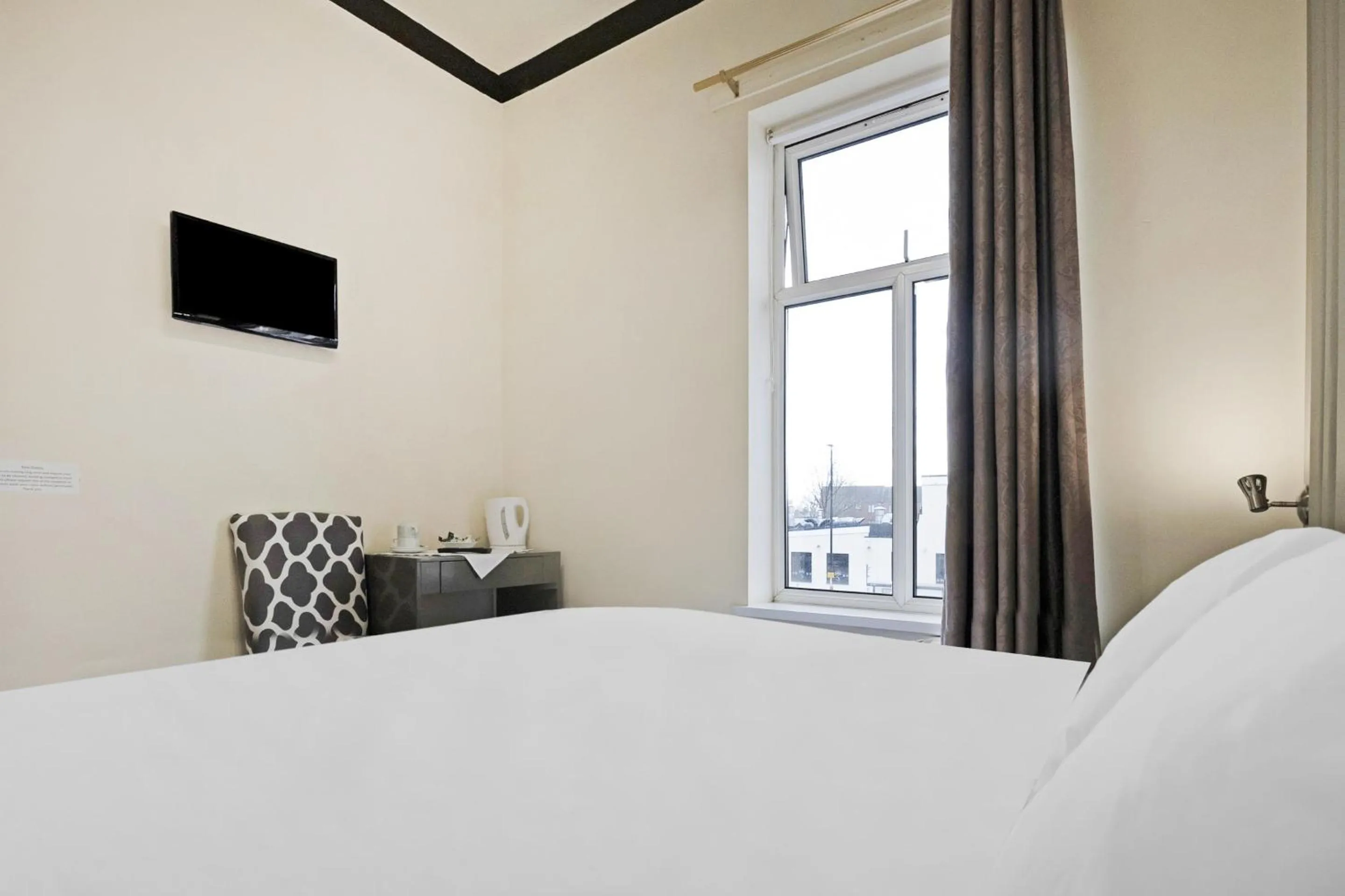 Bedroom, Bed in OYO The Baltimore Hotel