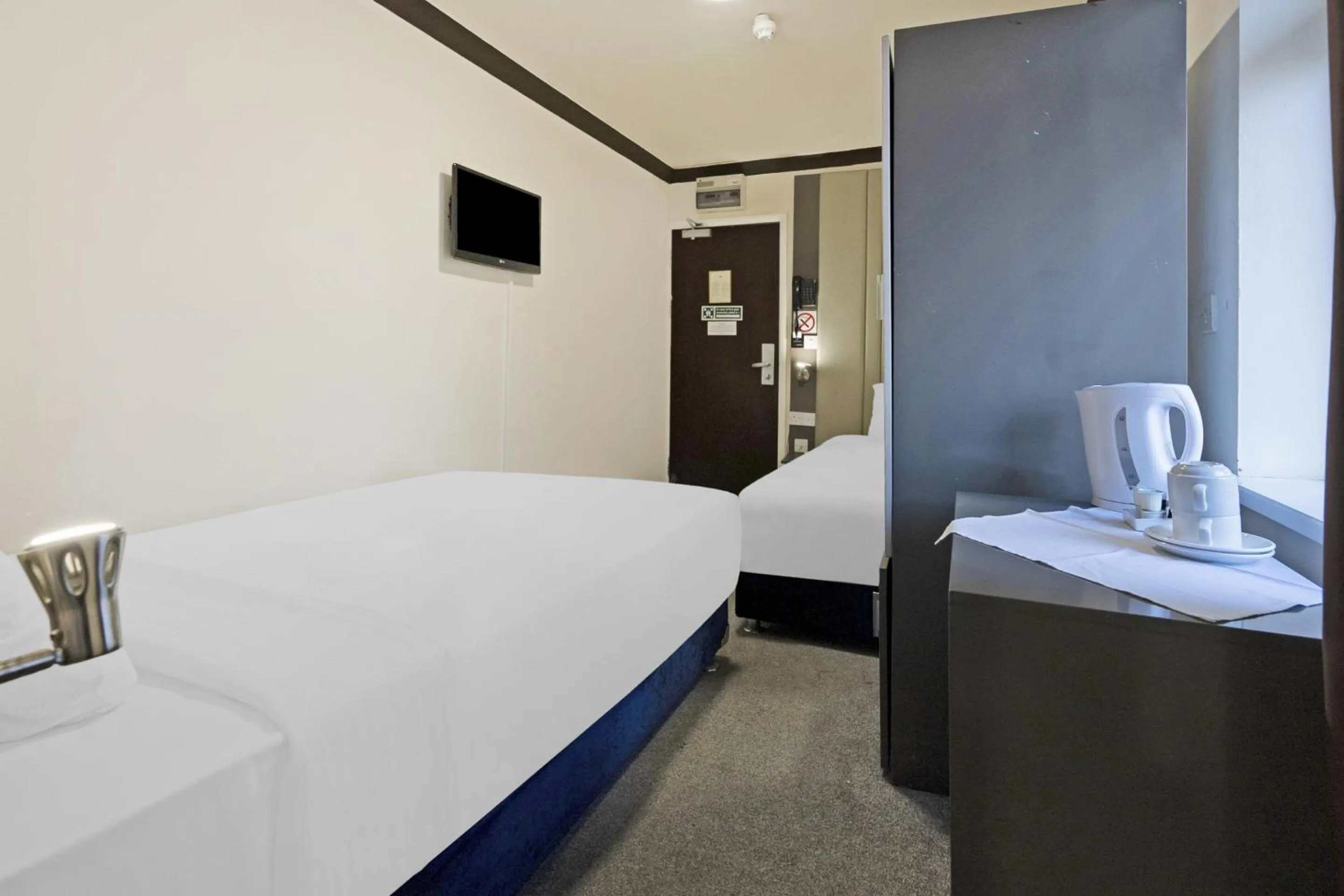 Bedroom, Bed in OYO The Baltimore Hotel