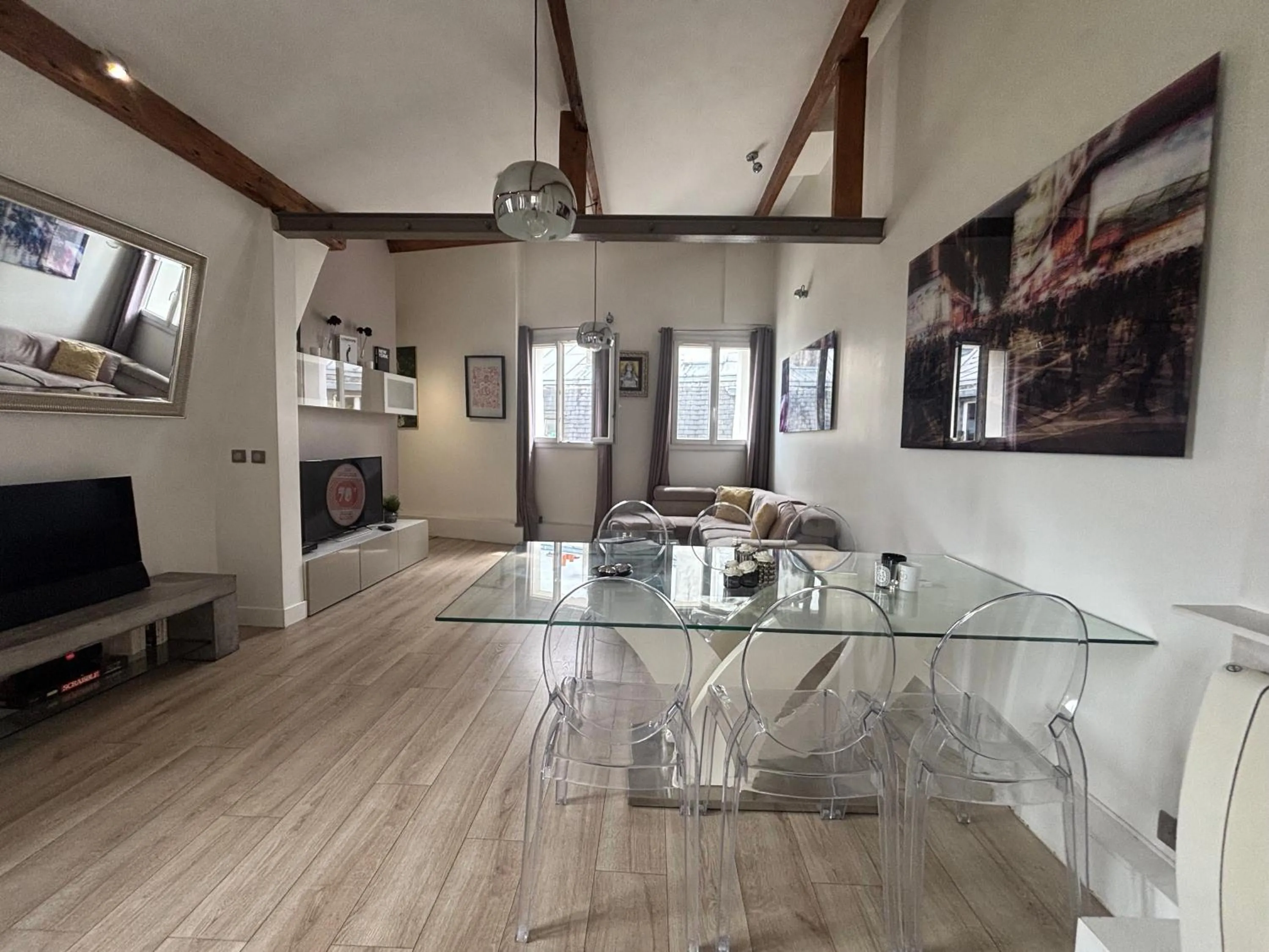 Sublime appartement refait à neuf en dernier étage baigné de lumière avec une très belle hauteur sous plafond 2 chambres en plein centre de Paris