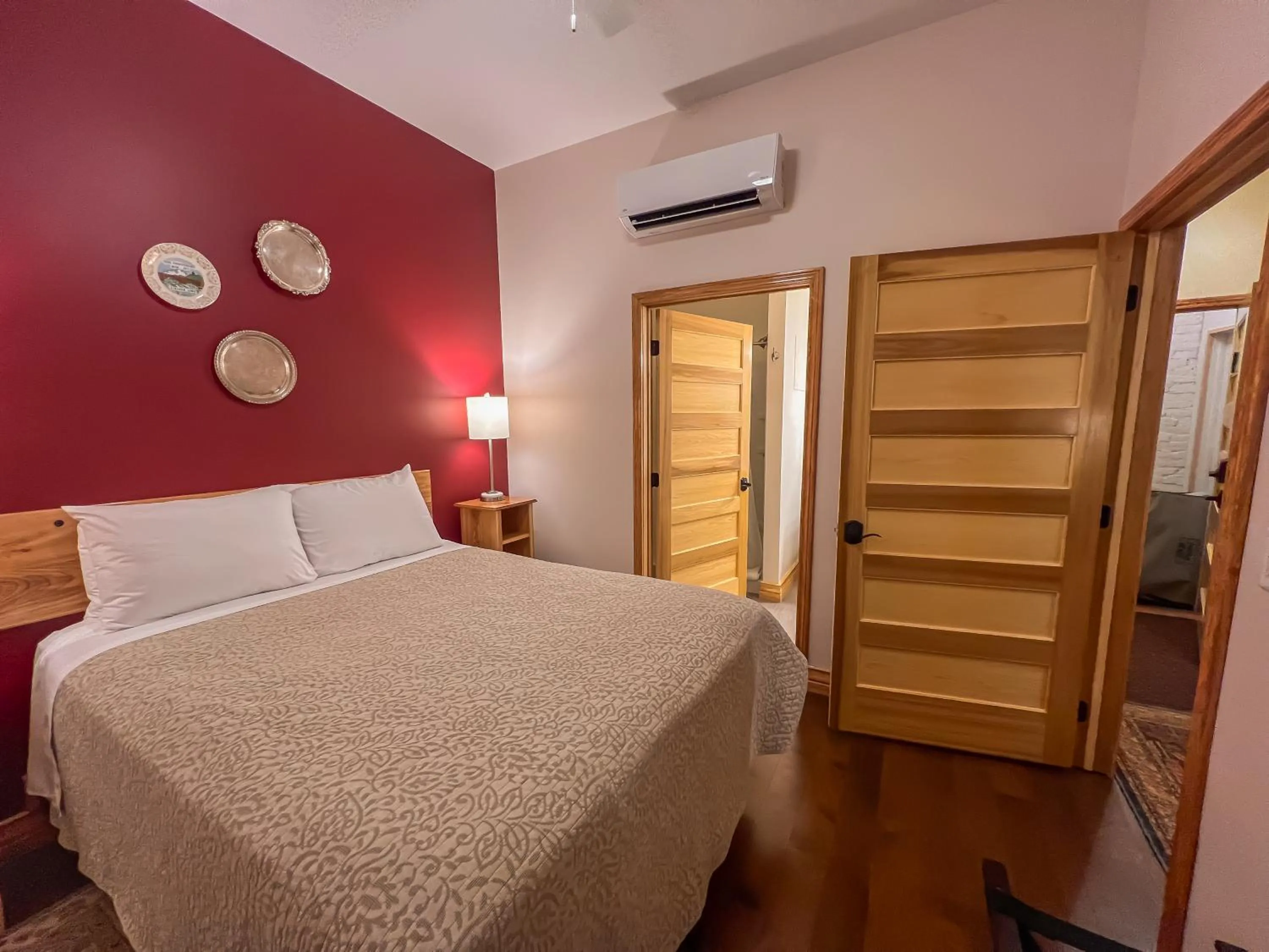 Bedroom, Bed in Goldfinch Suites