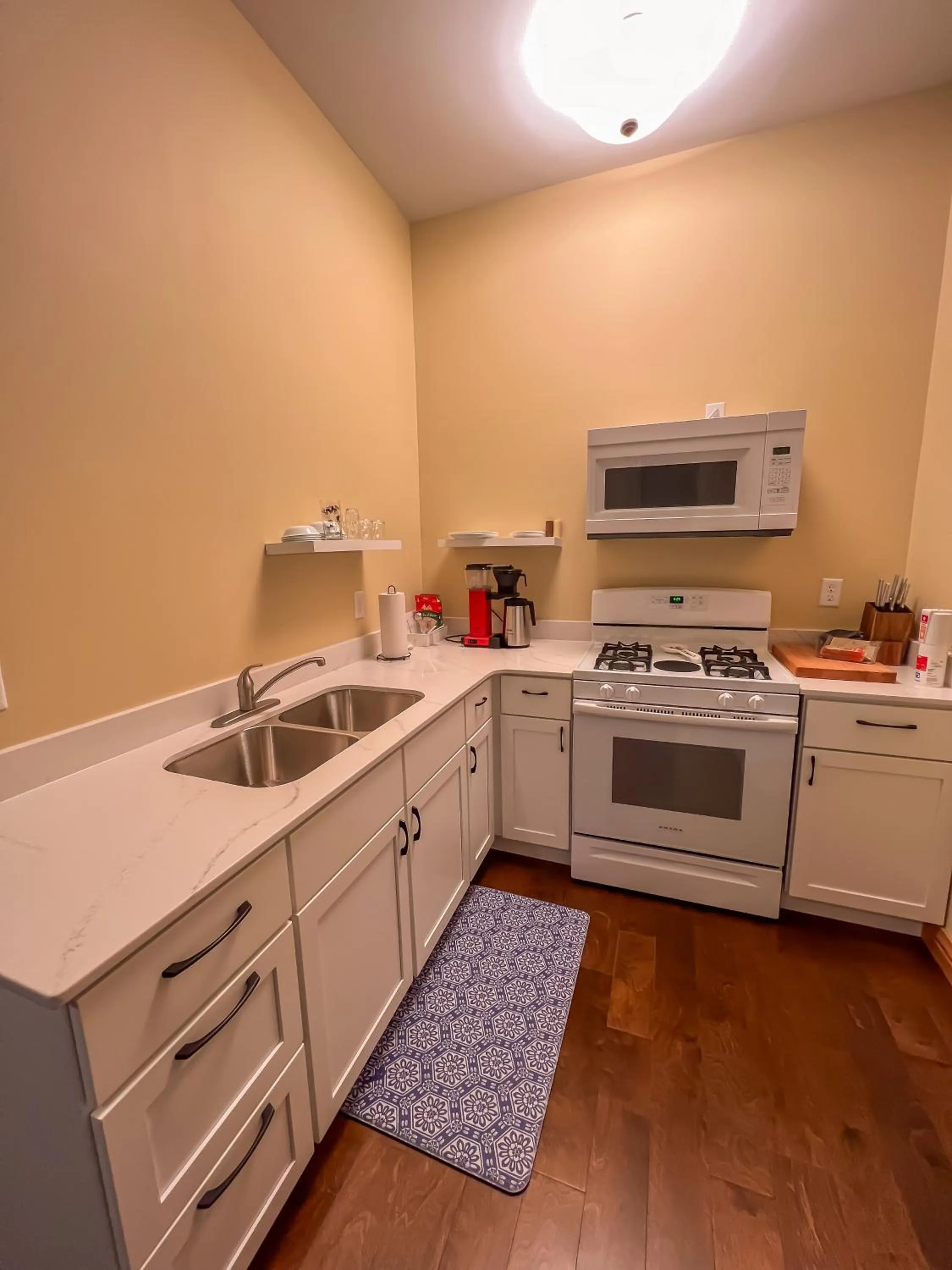 Kitchen or kitchenette in Goldfinch Suites