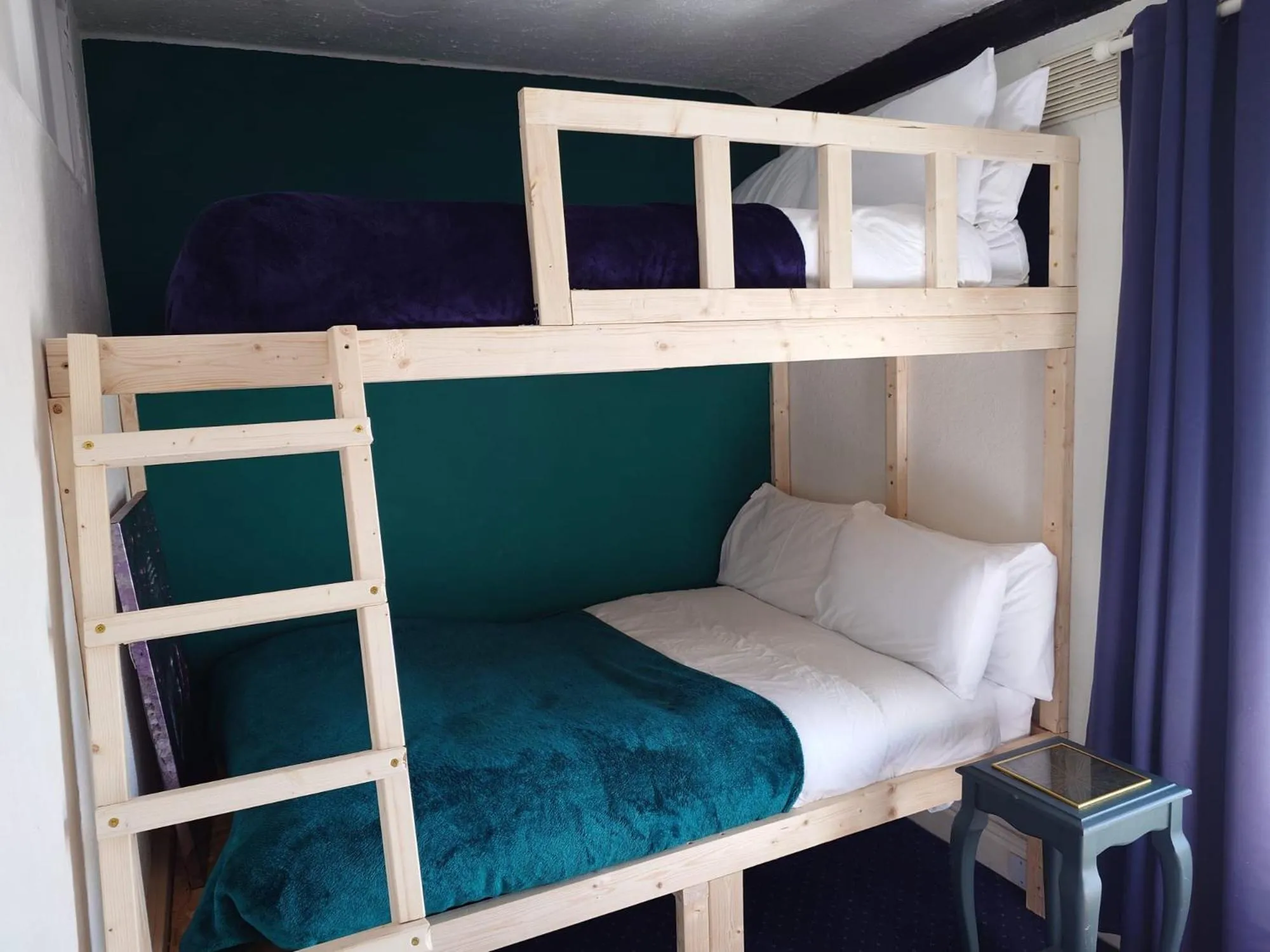 Bed in Harriette's Guest House