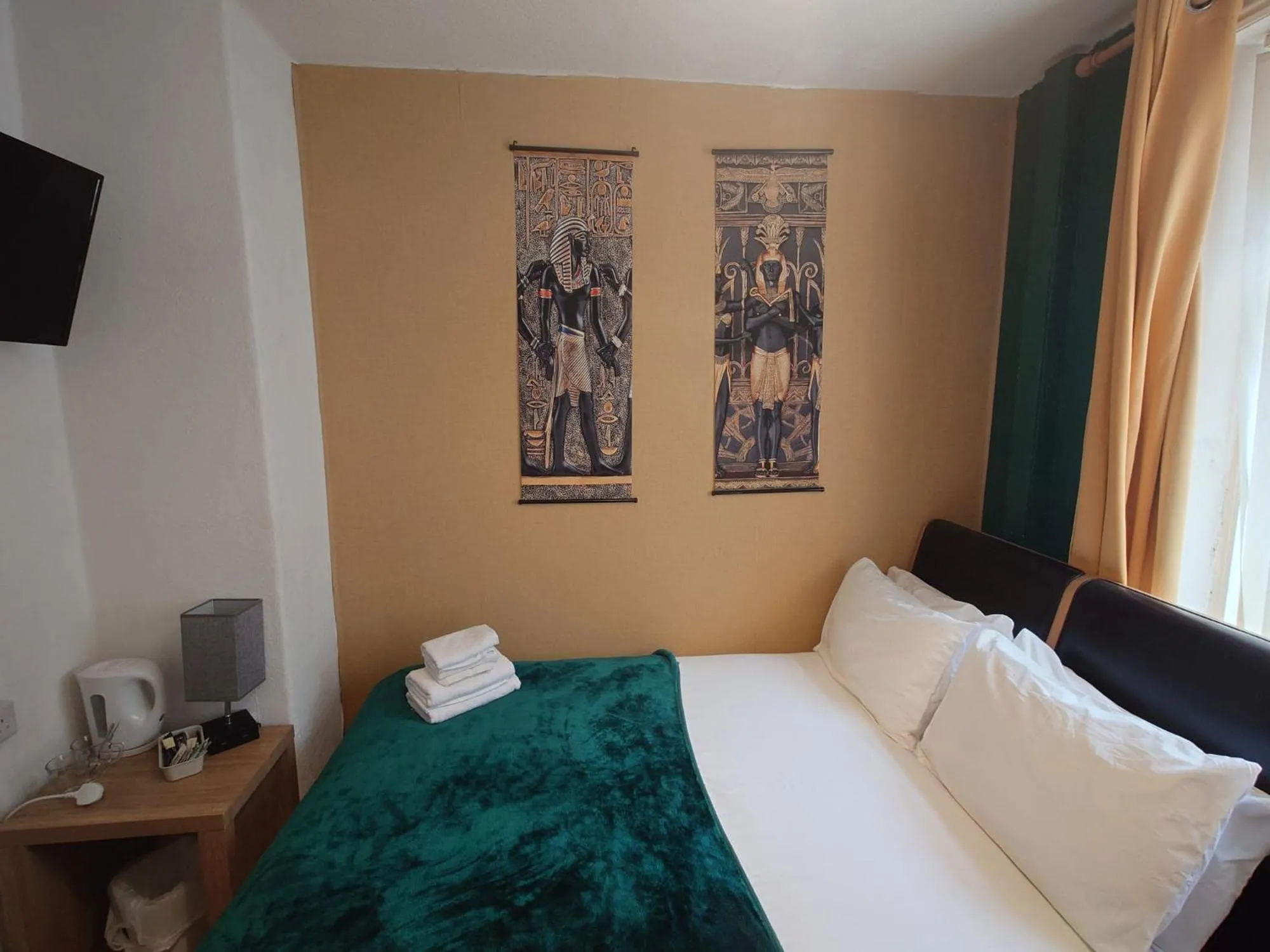 Bedroom, Bed in Harriette's Guest House