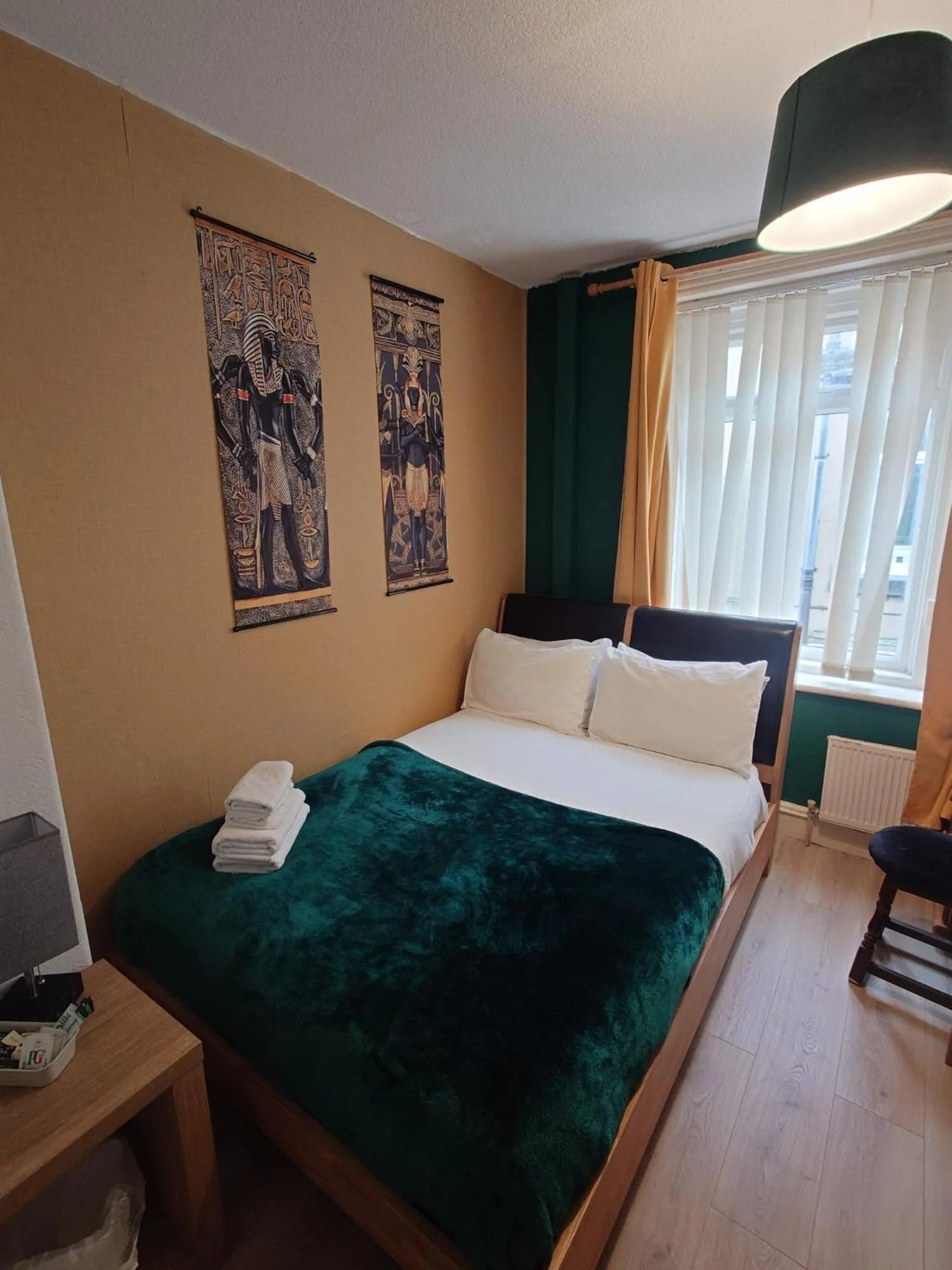 Bed in Harriette's Guest House