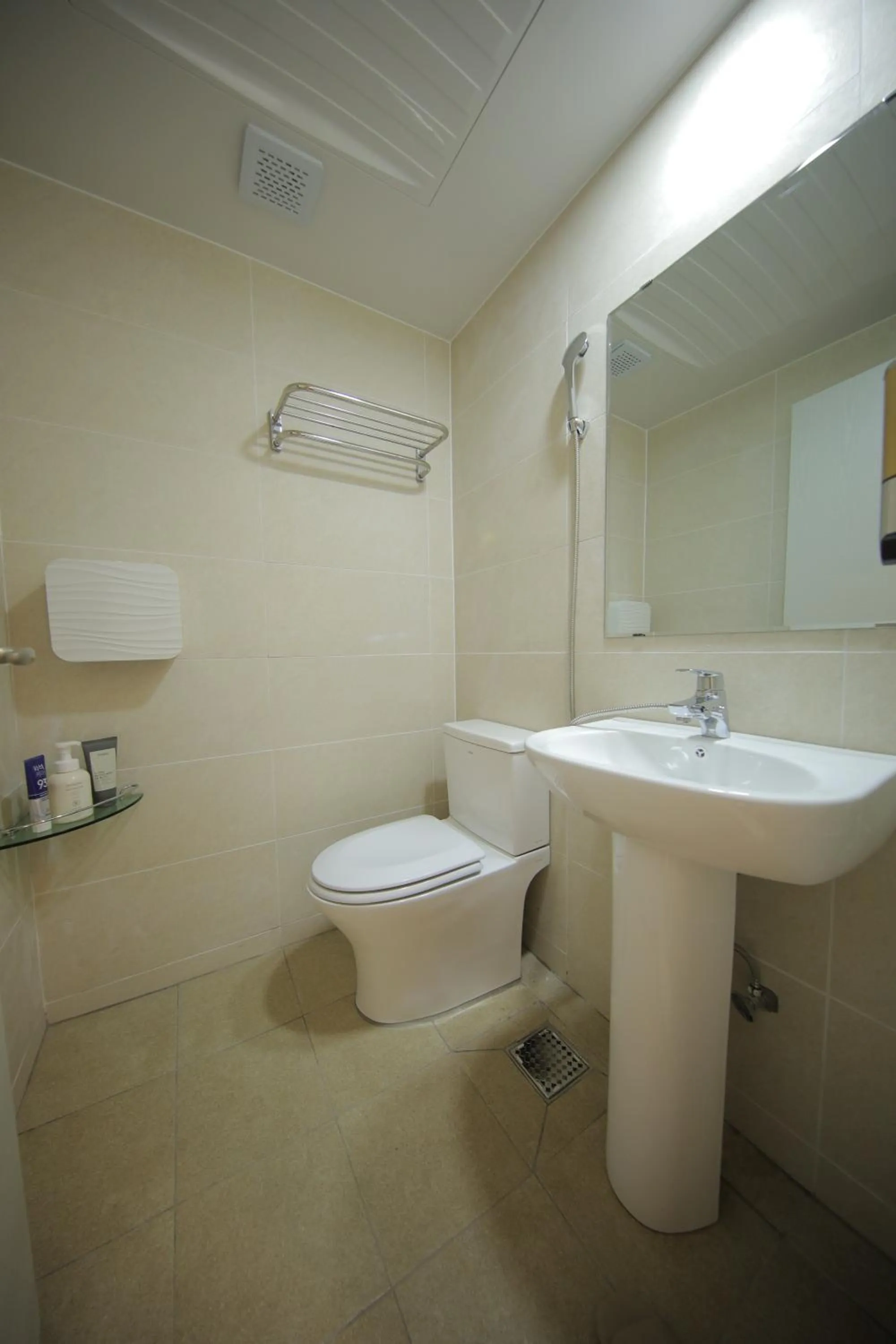 Shower in Slow Vibe Myeongdong