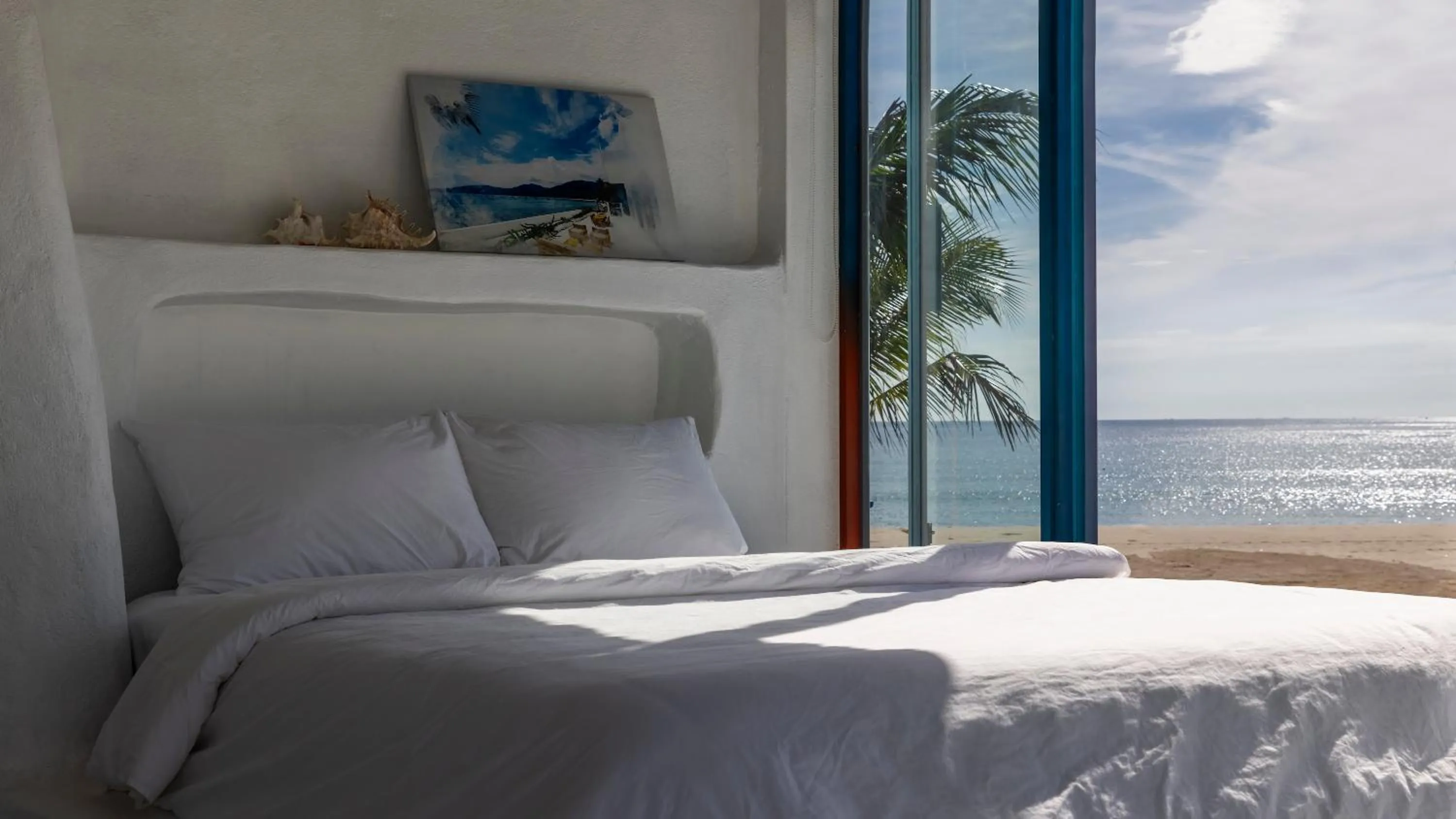 Bed in iSea by the sea