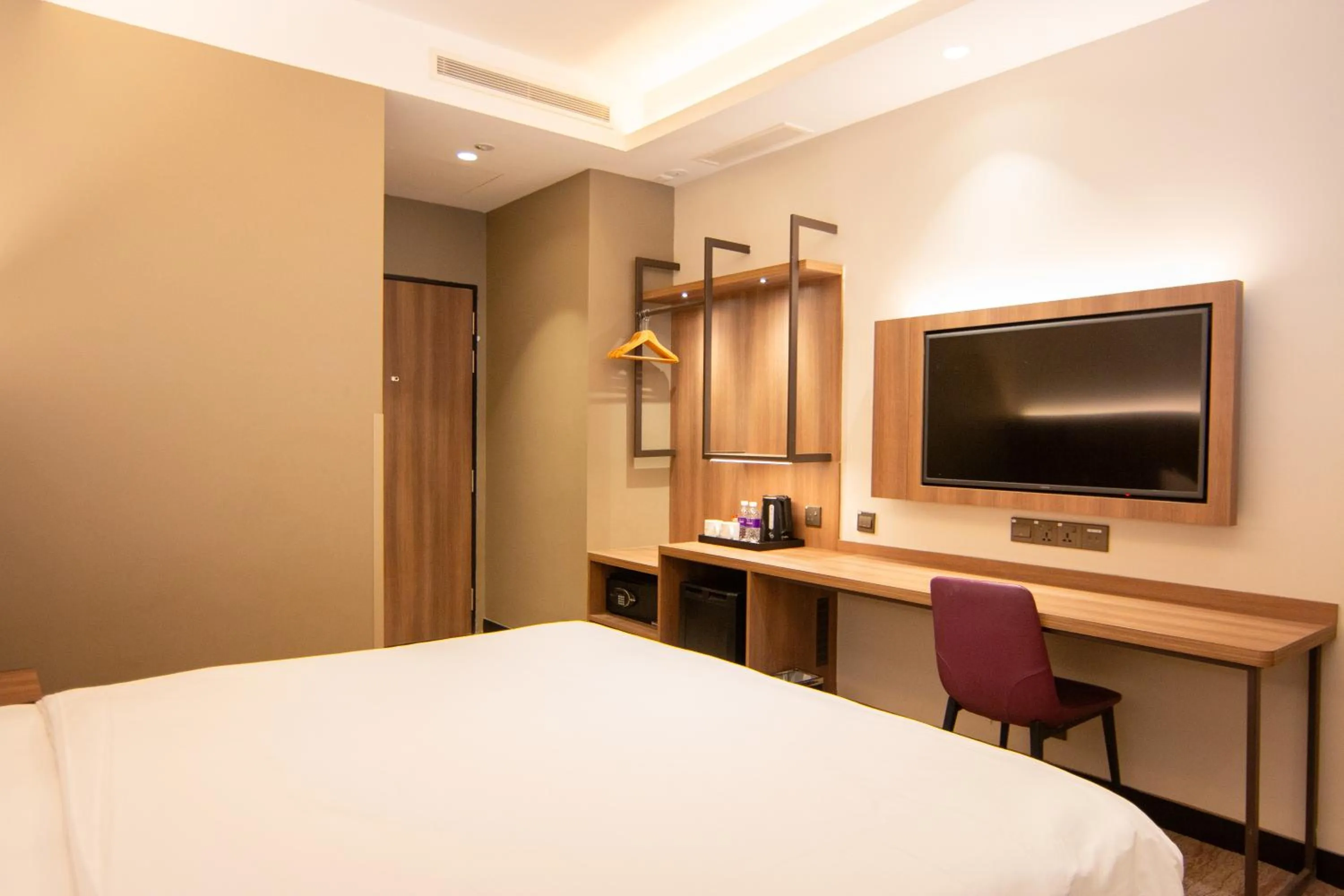 Bedroom, Bed in Aqueen Prestige Hotel Lavender