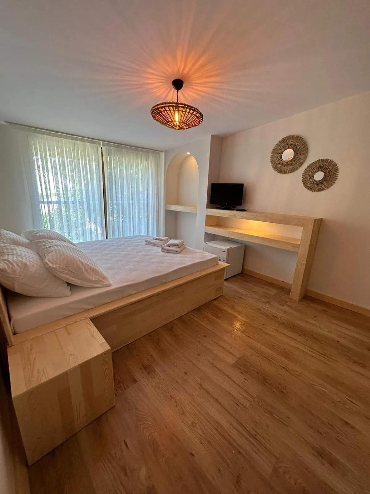 Photo of the whole room, Bed in The Roof Ada