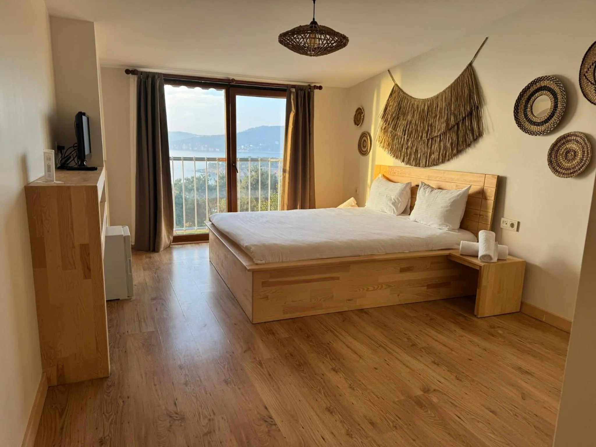 Photo of the whole room, Bed in The Roof Ada