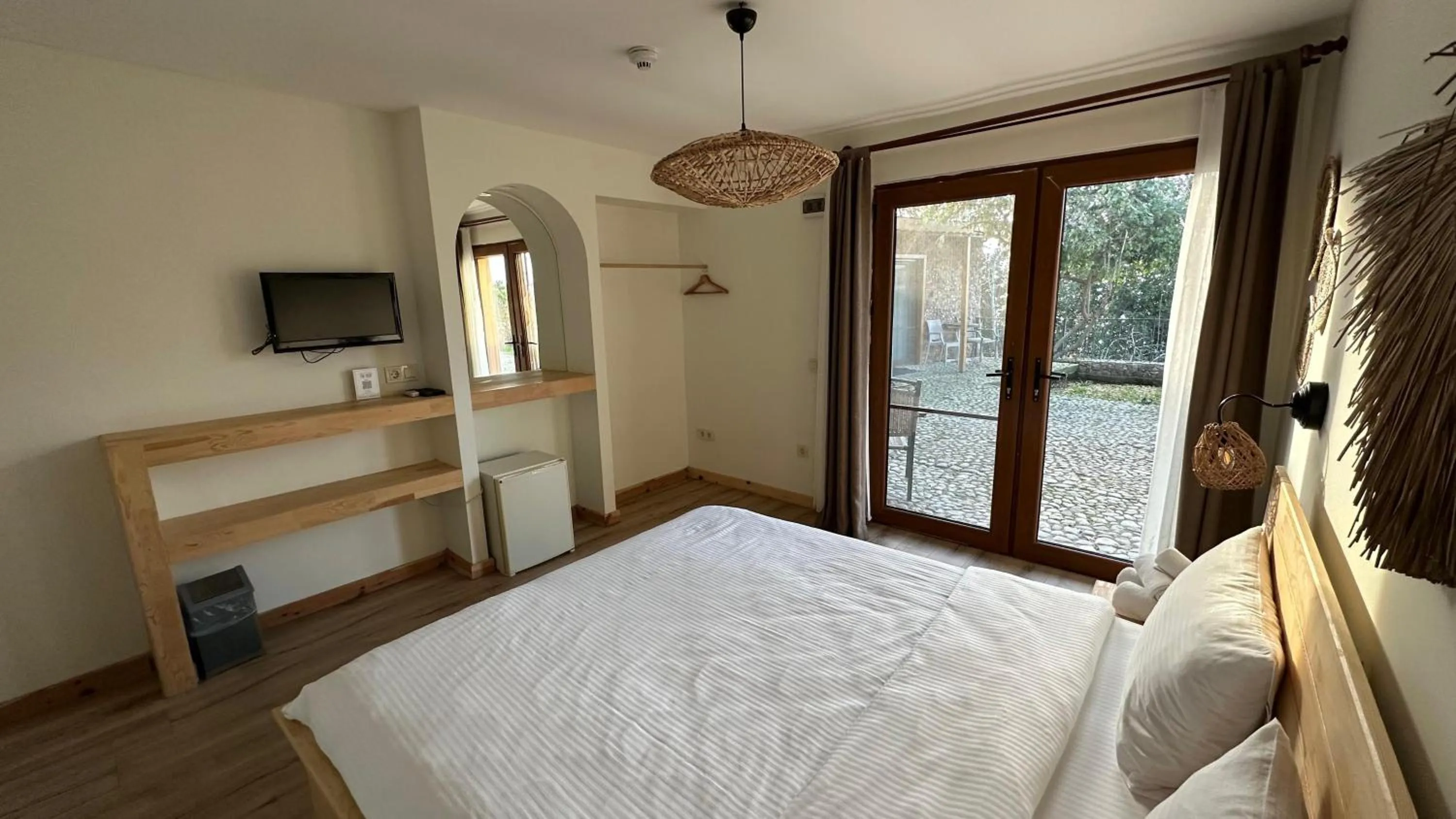 Photo of the whole room, Bed in The Roof Ada