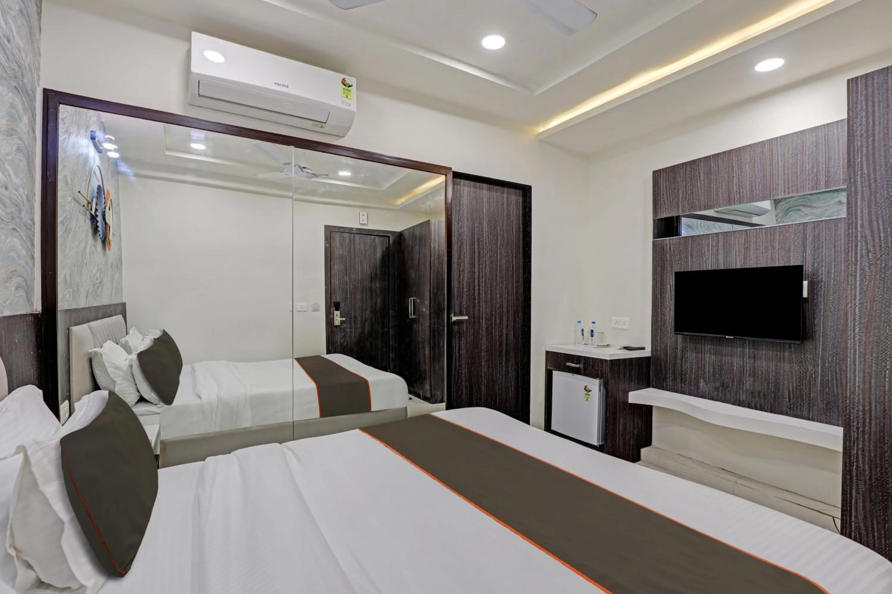 Bedroom, Bed in Collection O Alpha One