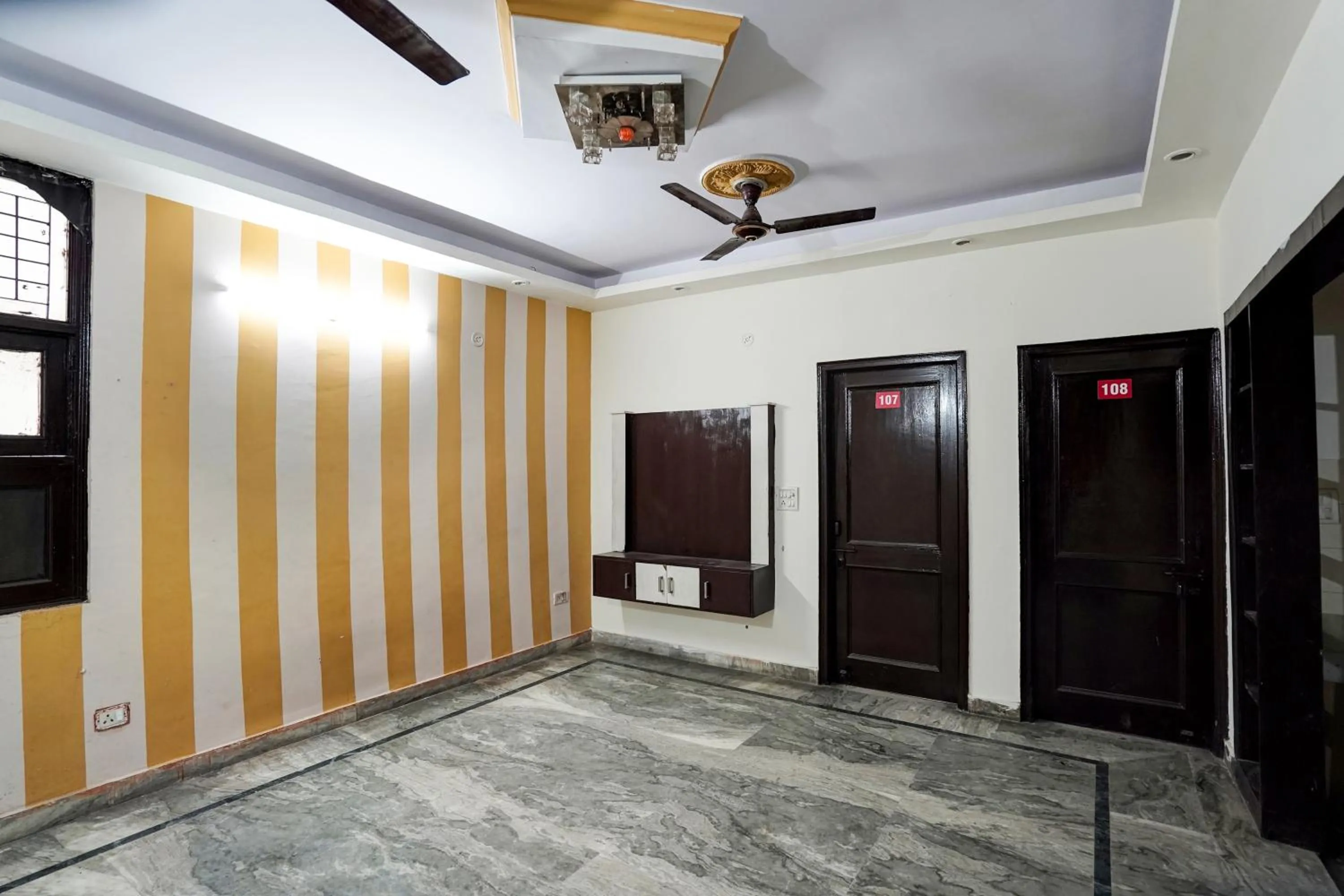 Lobby or reception in Super Hotel O Khanna Hotel near shakti khand III Indirapuram