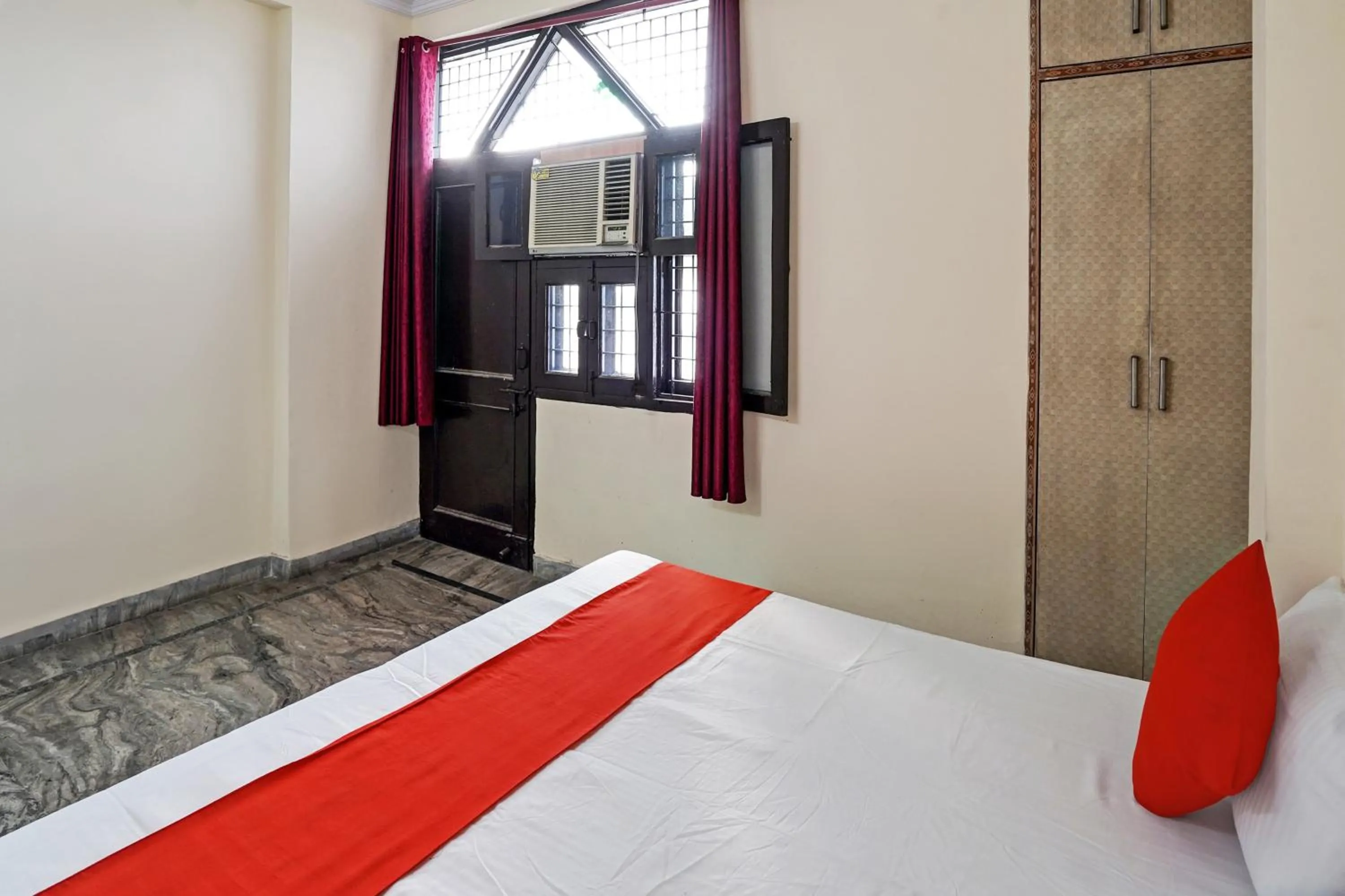 Bedroom, Bed in Super Hotel O Khanna's Hotel