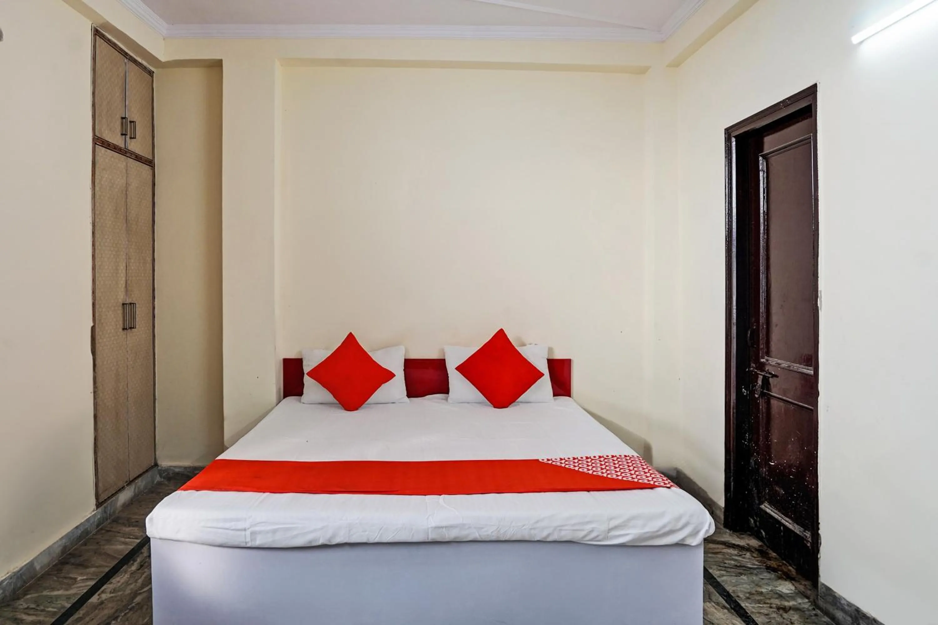 Facade/entrance, Bed in Super Hotel O Khanna's Hotel