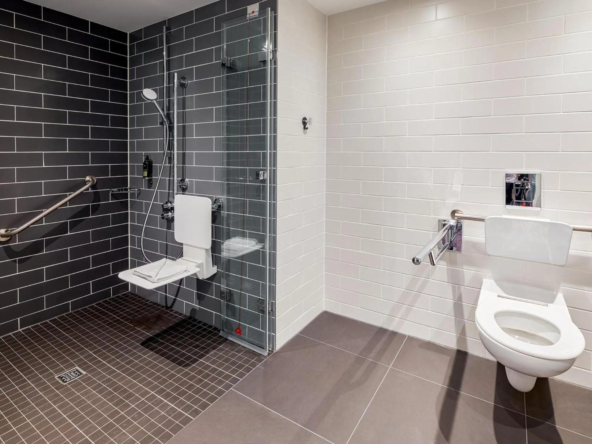 Bathroom in Premier Inn Mannheim City Centre