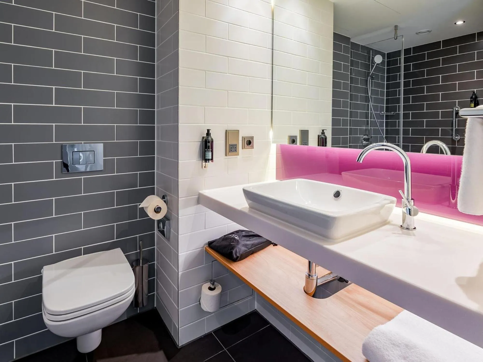 Bathroom in Premier Inn Mannheim City Centre