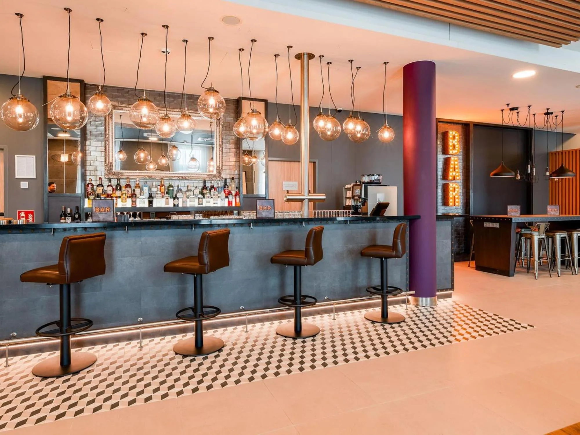 Lounge or bar in Premier Inn Mannheim City Centre