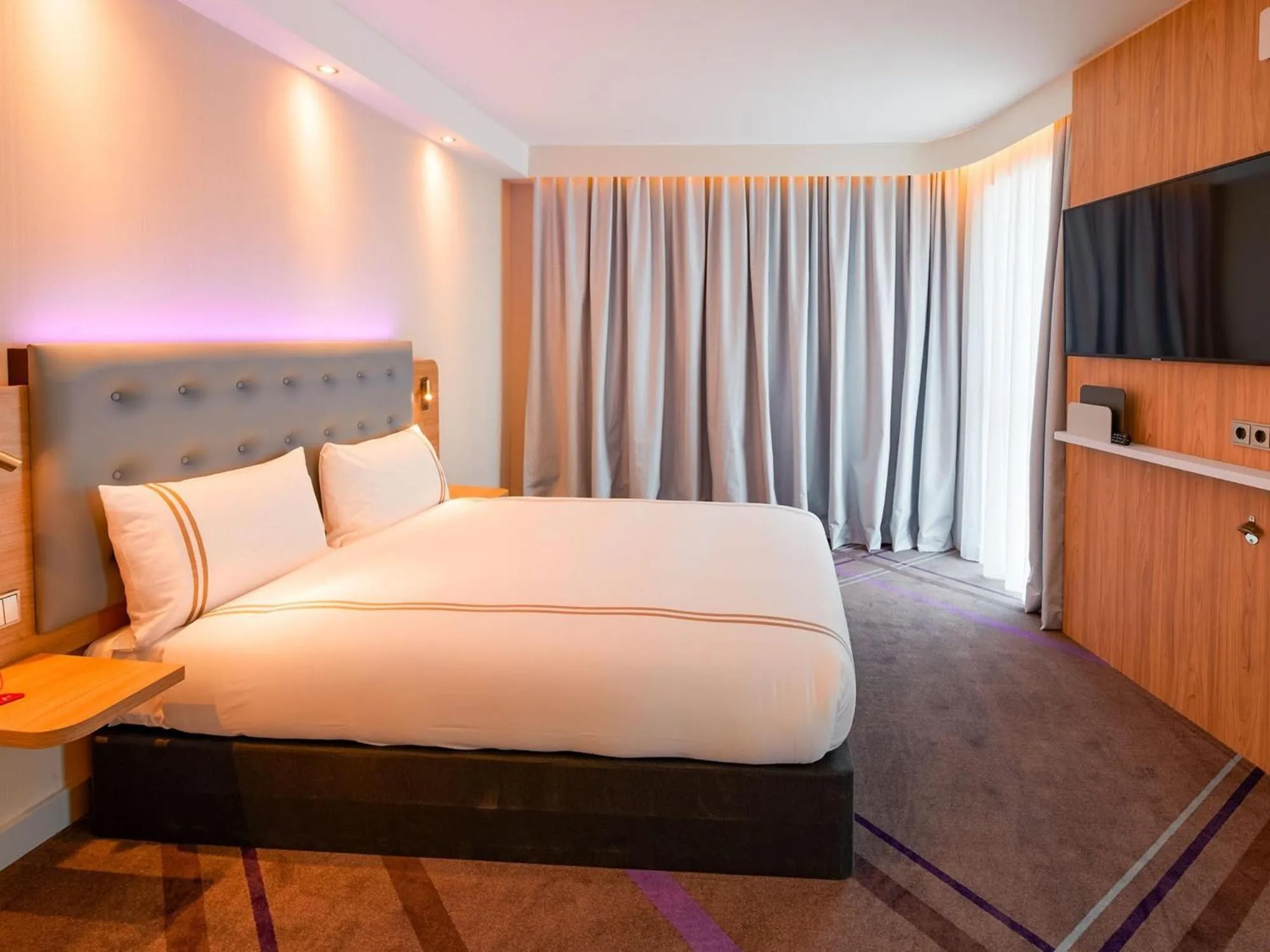 Bedroom, Bed in Premier Inn Mannheim City Centre