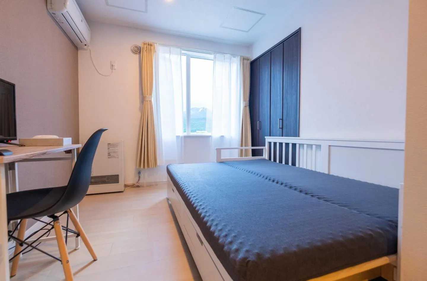 Communal lounge/ TV room, Bed in Niseko Hirafu Ski Resort Condo